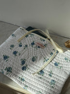 Pochette upcyclée matelassée blanche à motif bleu