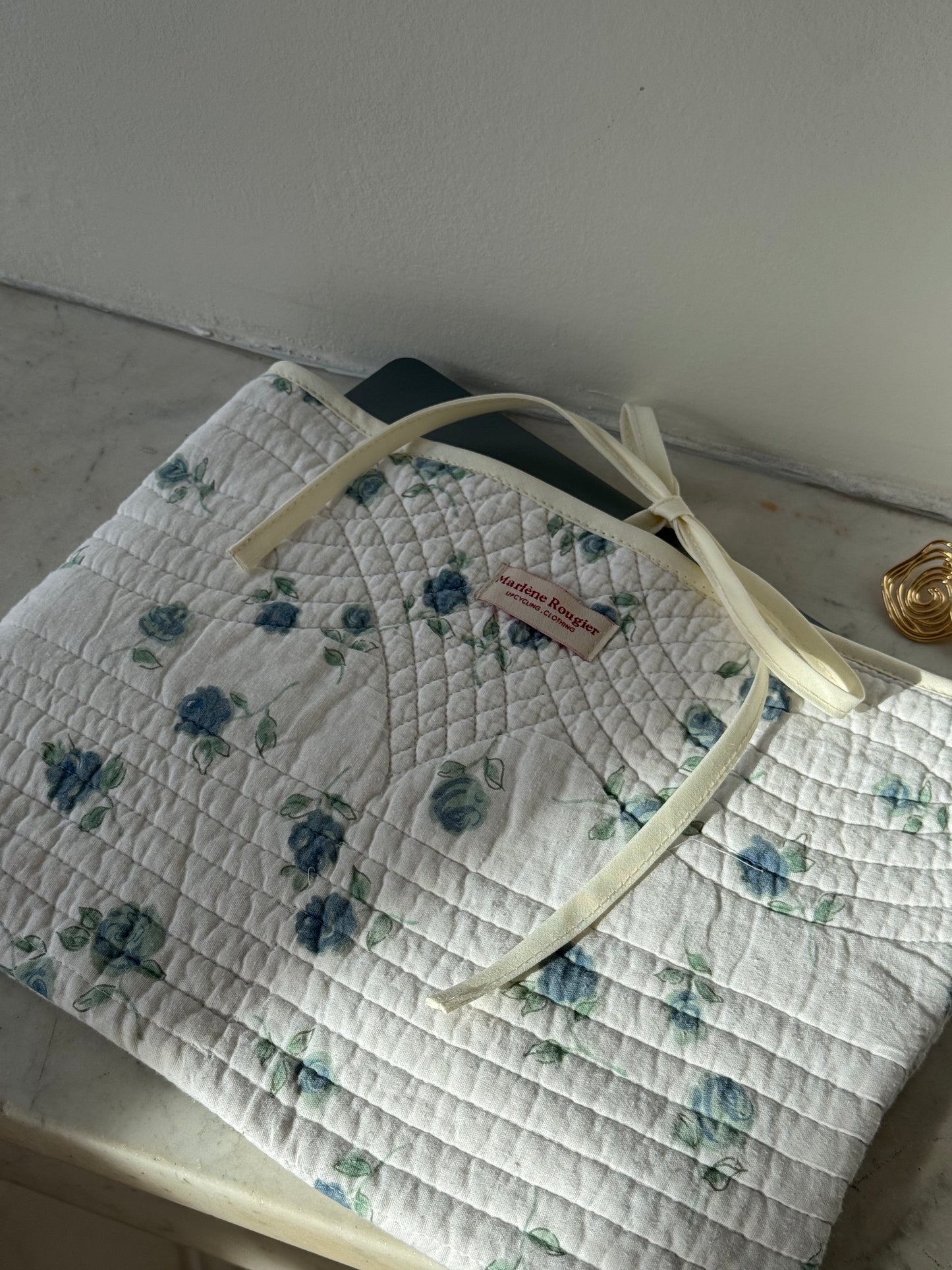 Pochette upcyclée matelassée blanche à motif bleu