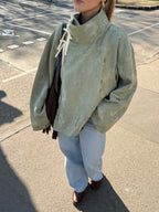 Veste upcyclée satinée vert clair à motifs vintage