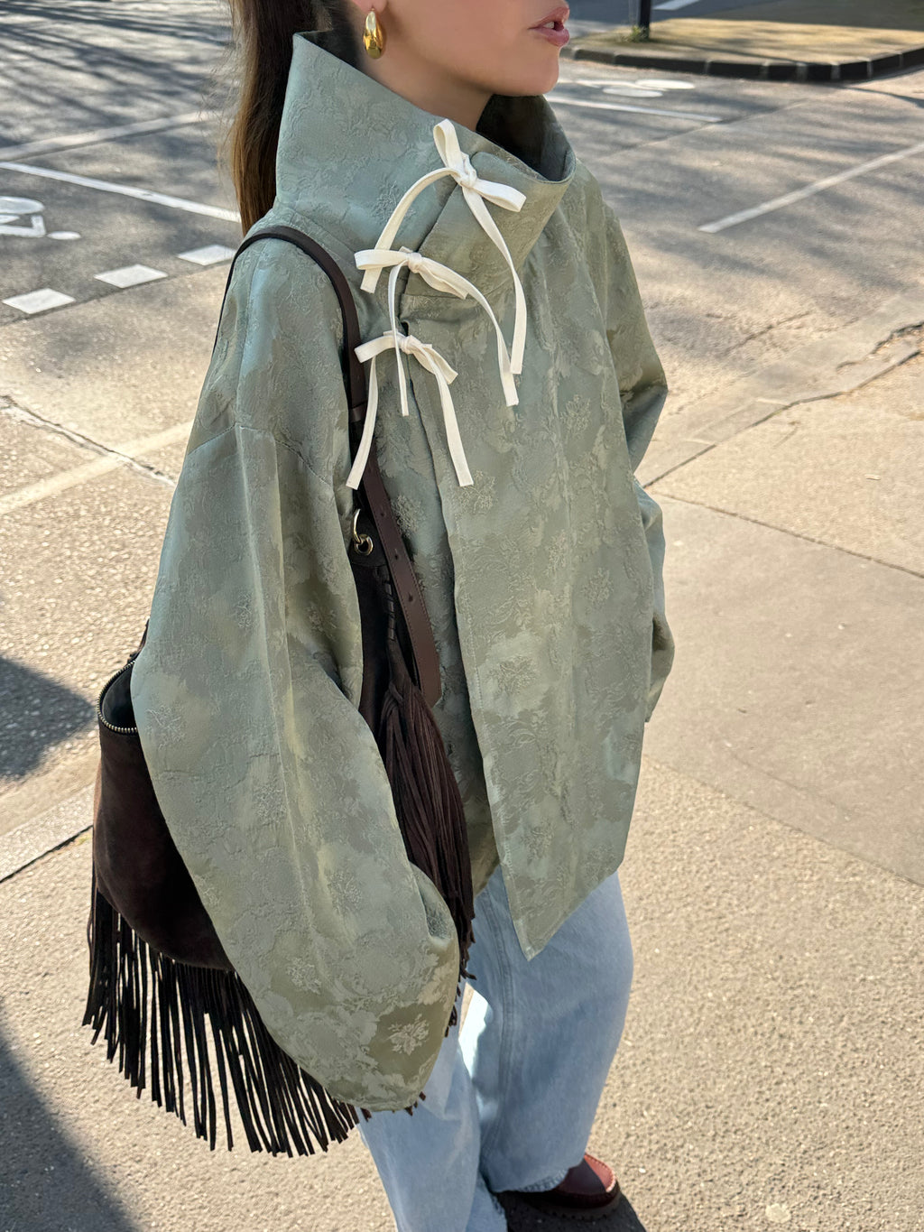 Veste upcyclée satinée vert clair à motifs vintage