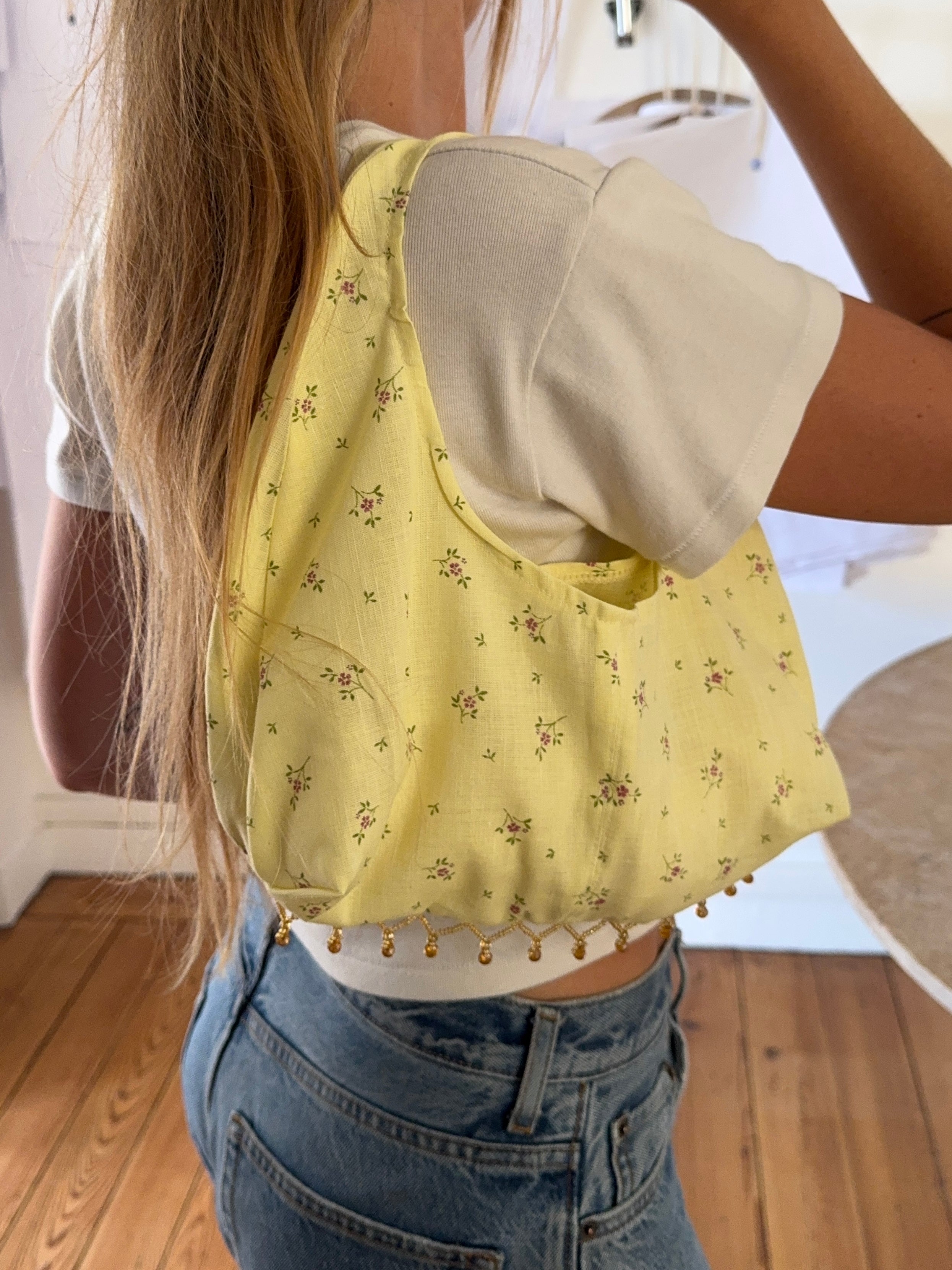 Sac upcyclé jaune pastel à fleurs et perles vintage - petit