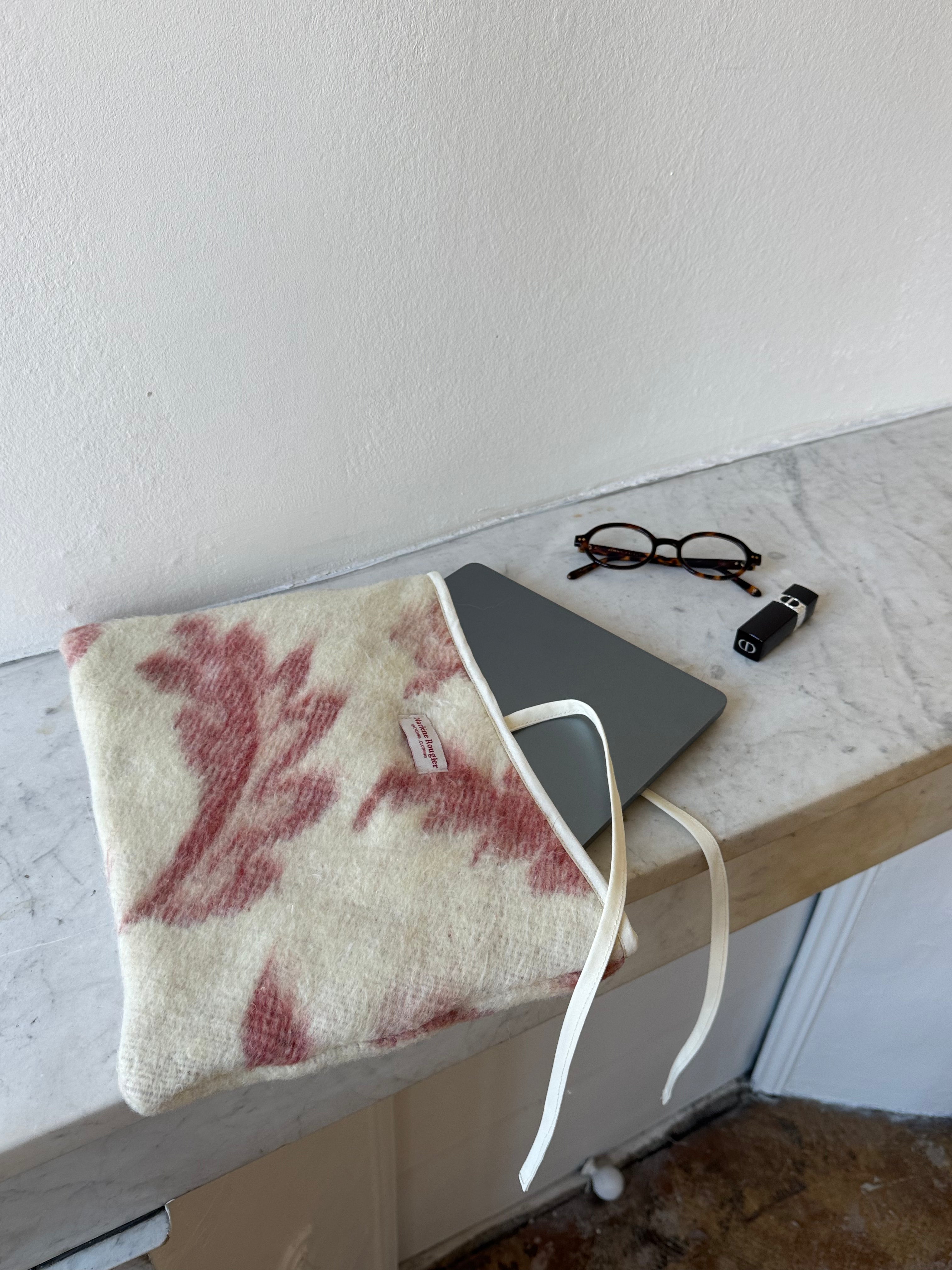 Pochette upcyclée laine écrue à motifs vintage