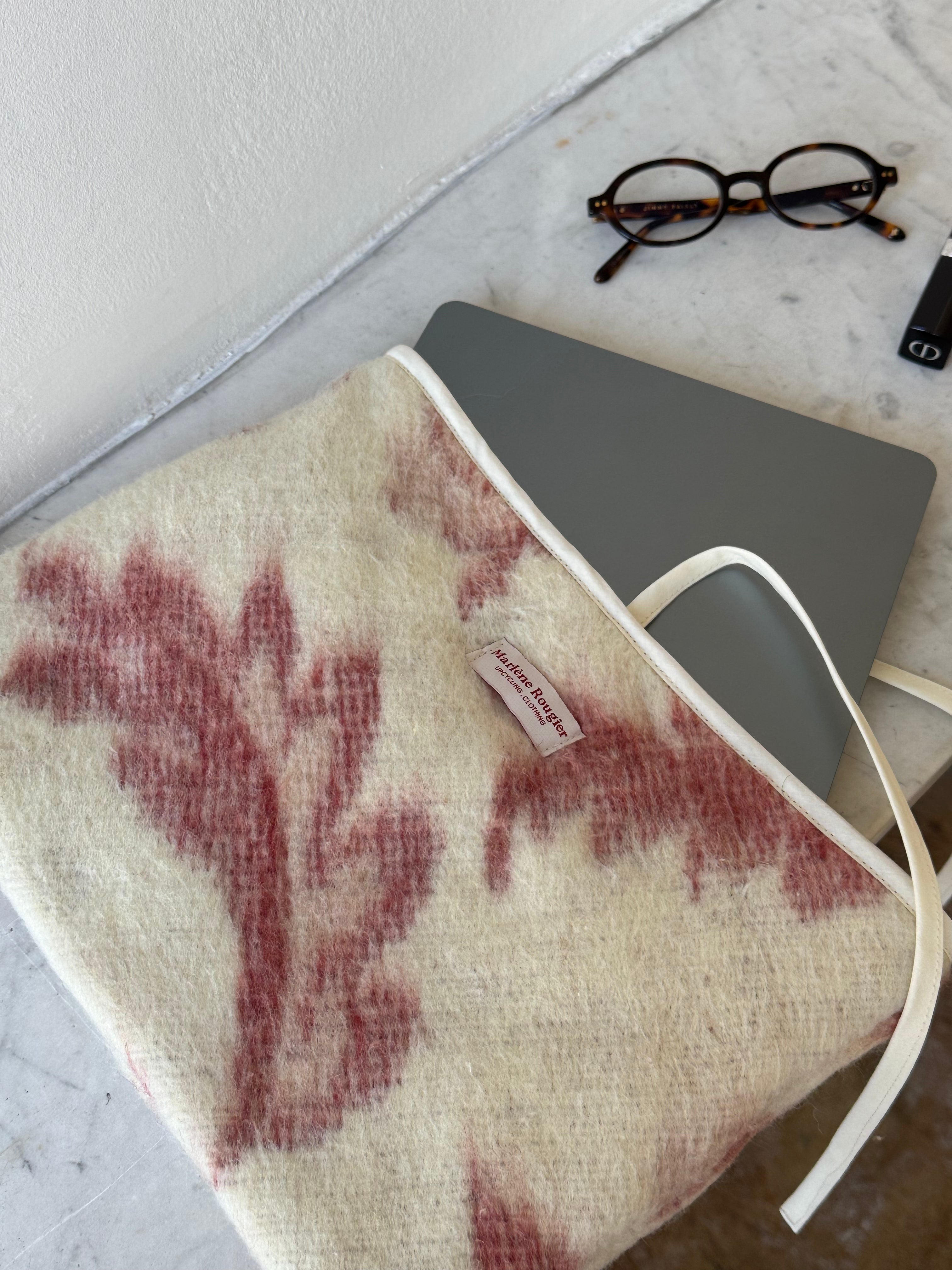 Pochette upcyclée laine écrue à motifs vintage