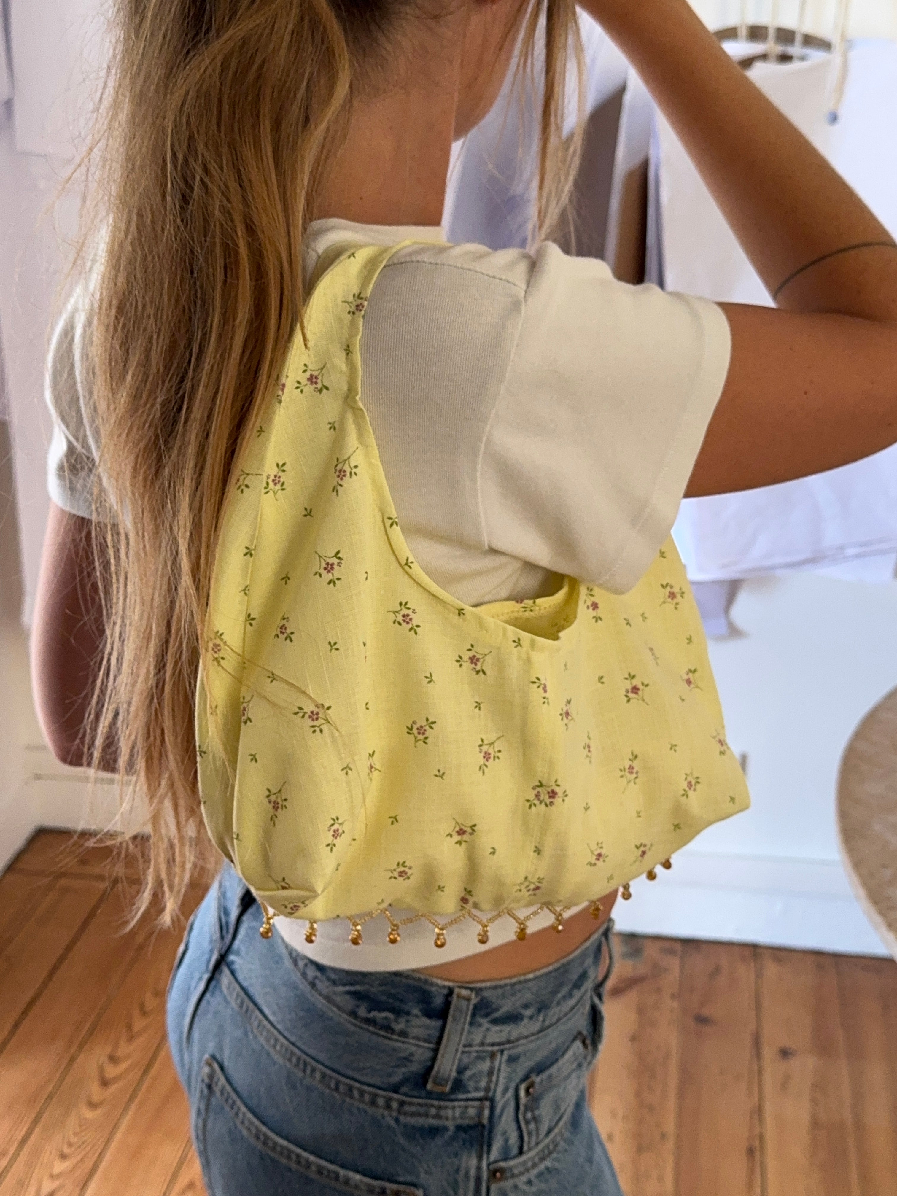 Sac upcyclé jaune pastel à fleurs et perles vintage - petit