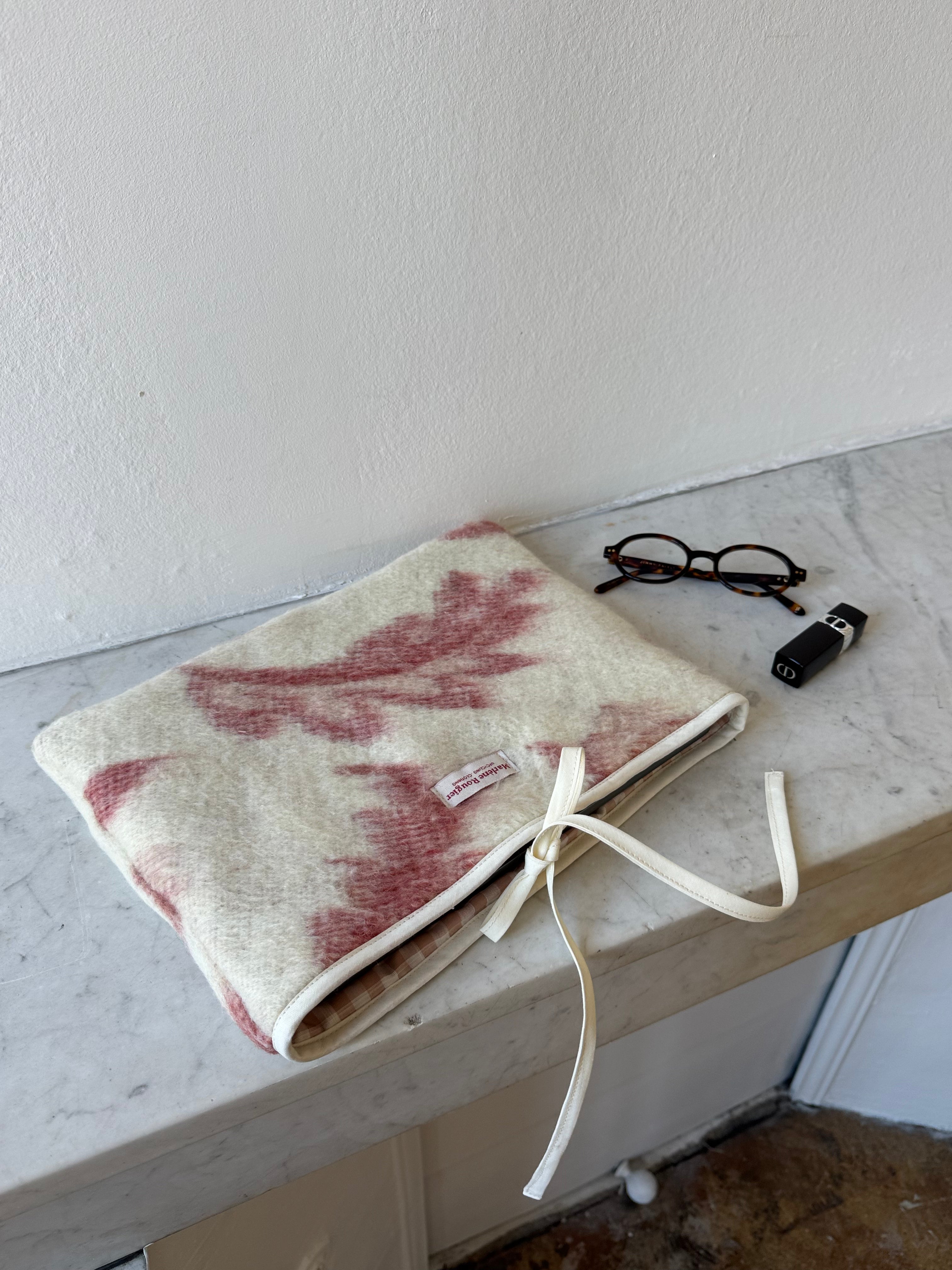 Pochette upcyclée laine écrue à motifs vintage