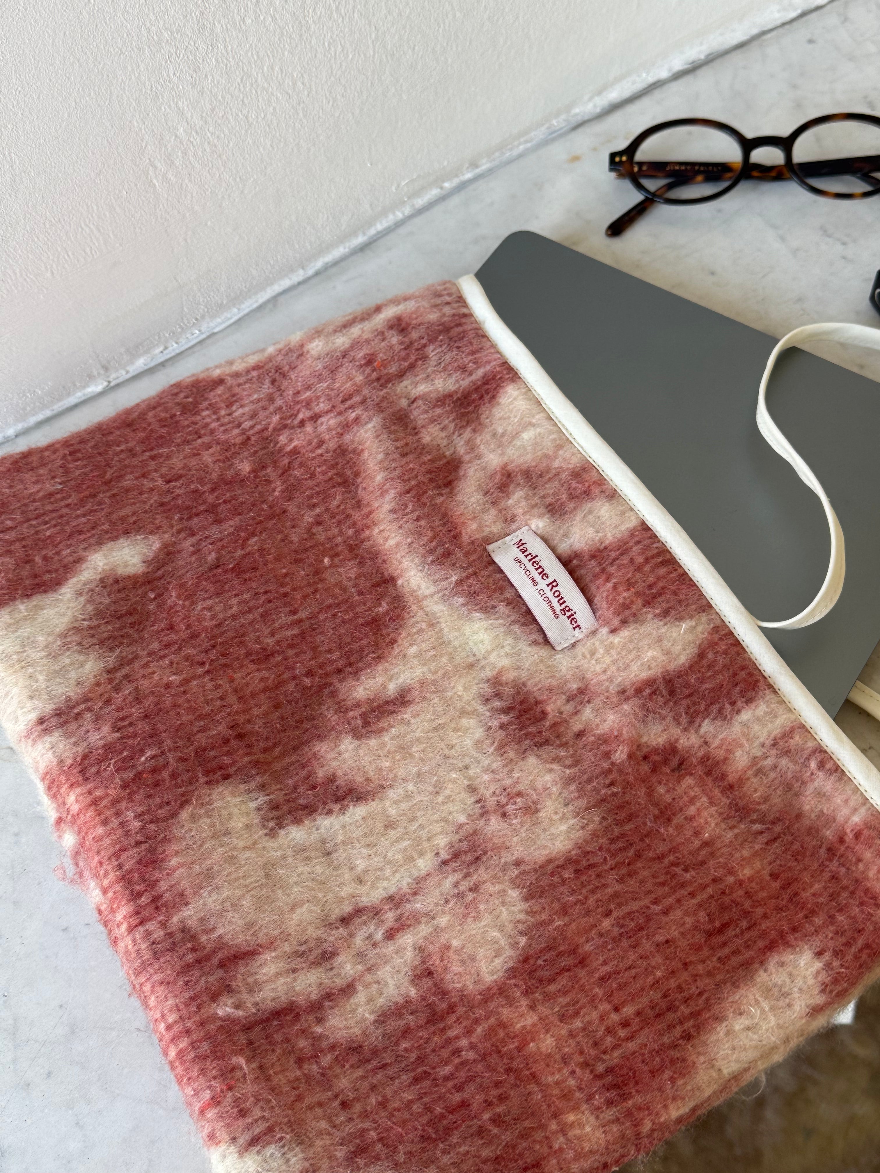 Pochette upcyclée laine à motifs vintage