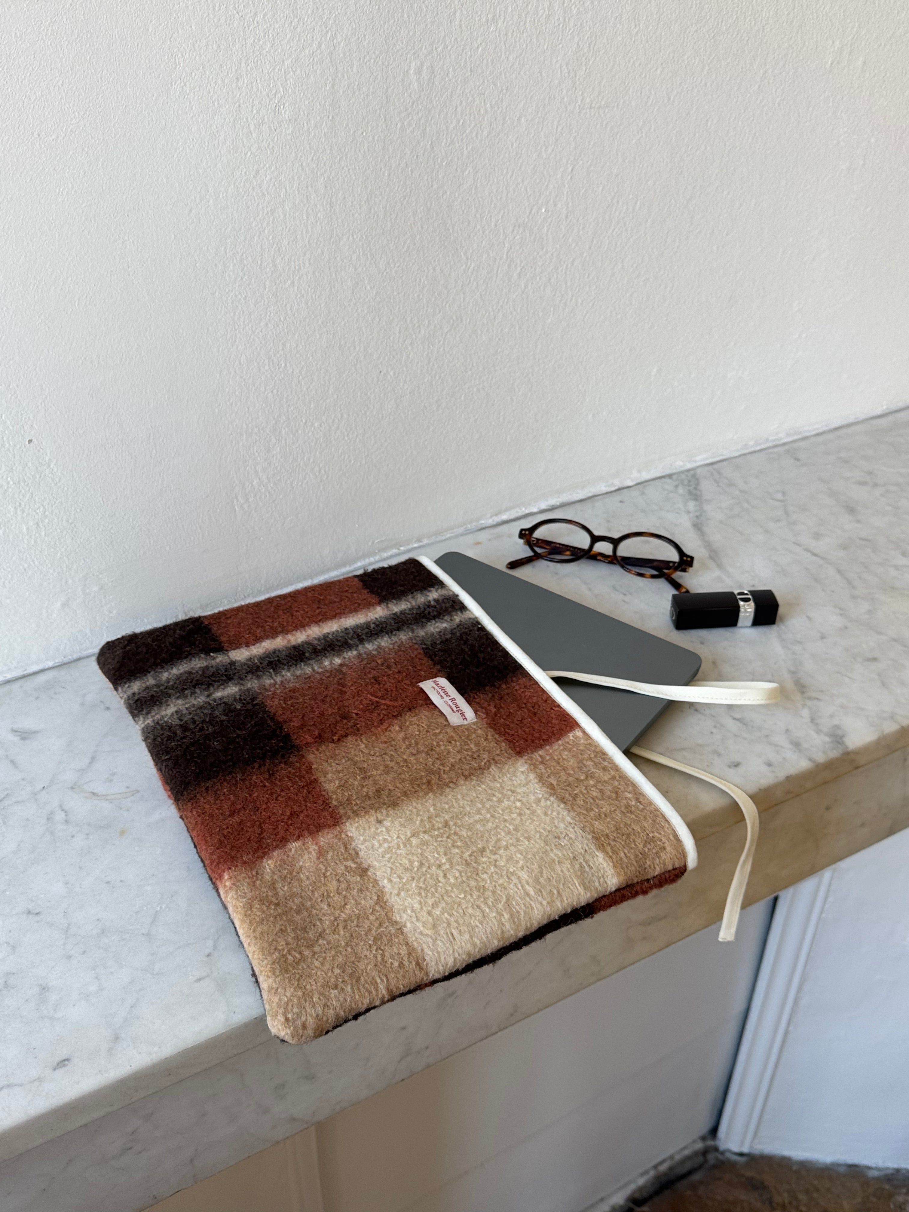 Pochette upcyclée laine marron à carreaux vintage