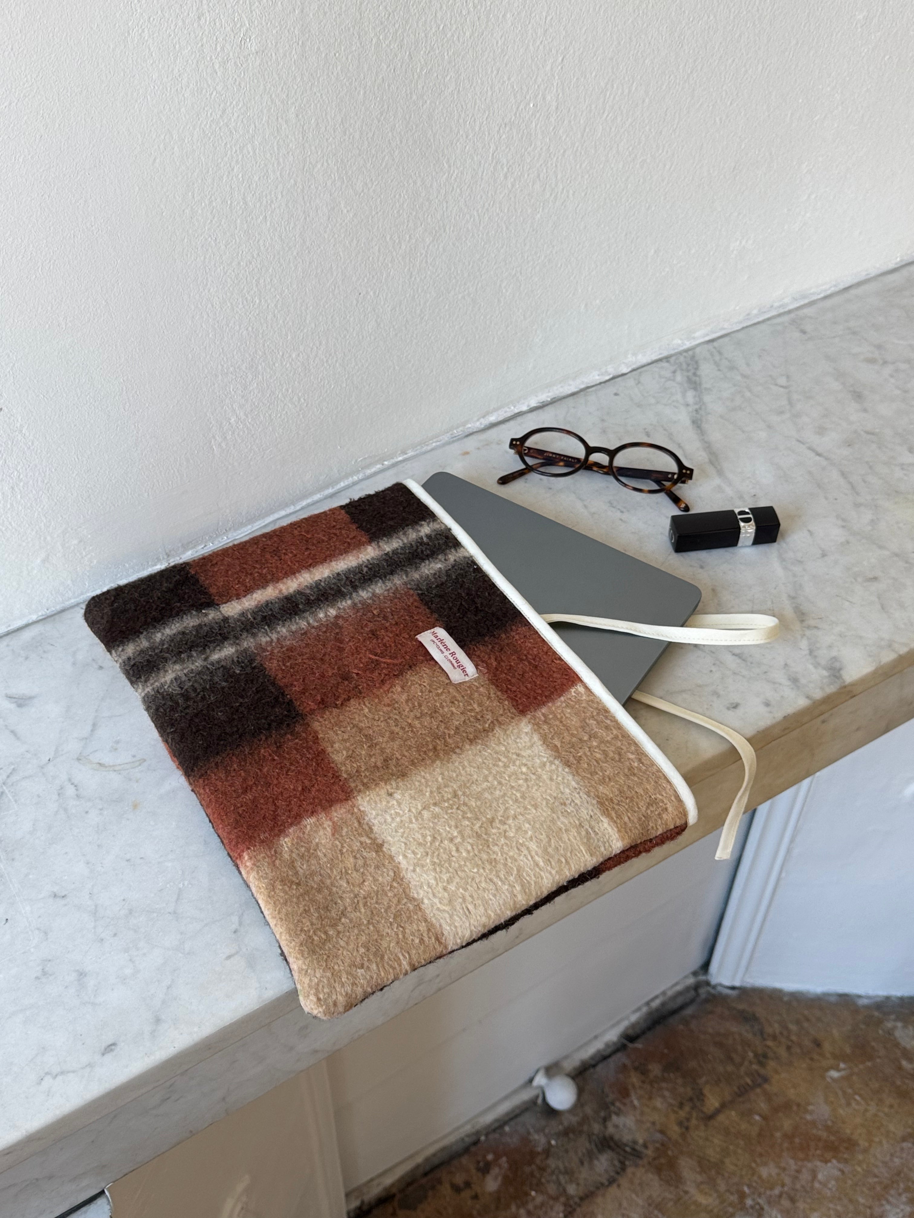 Pochette upcyclée laine marron à carreaux vintage