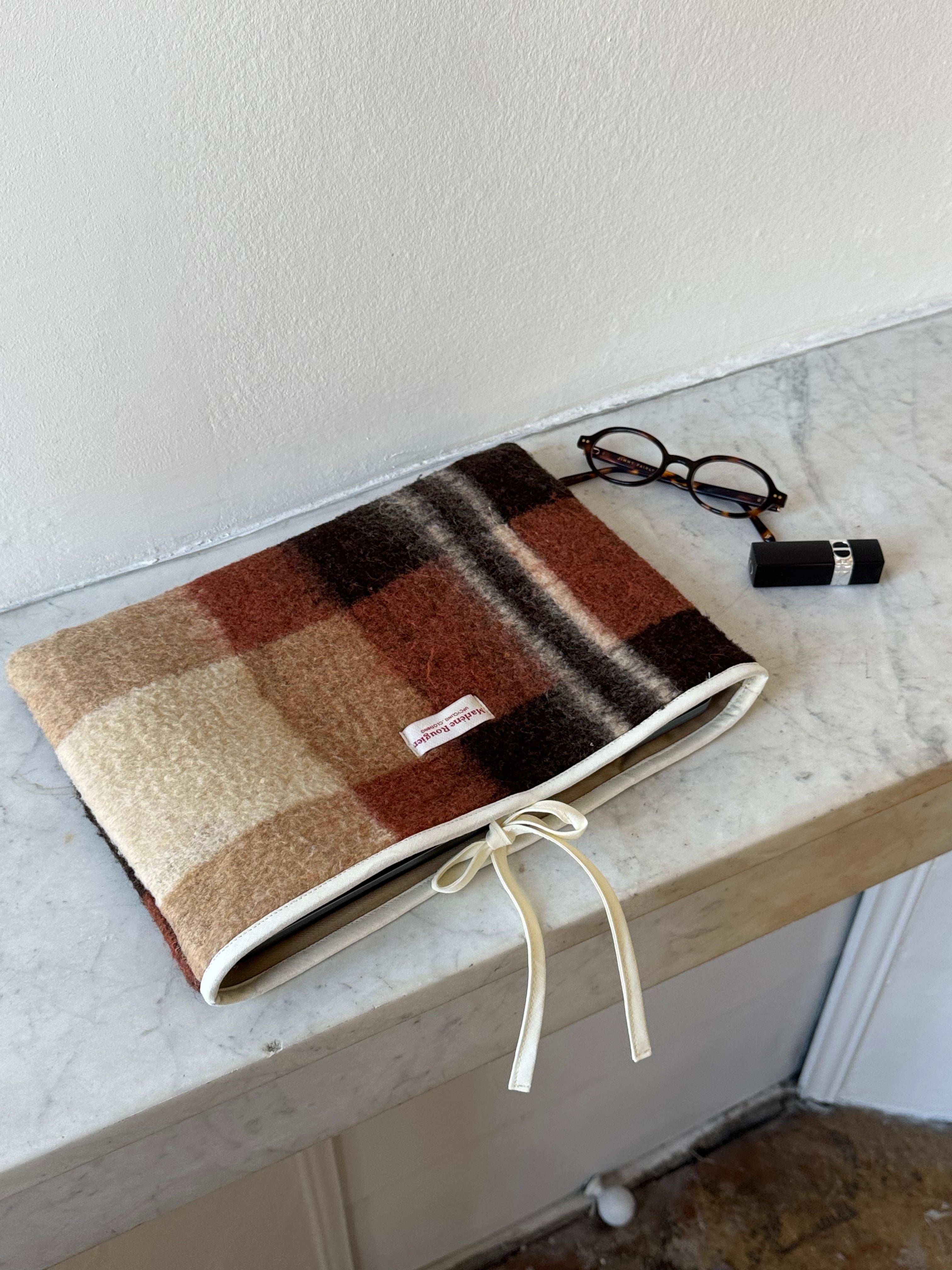 Pochette upcyclée laine marron à carreaux vintage