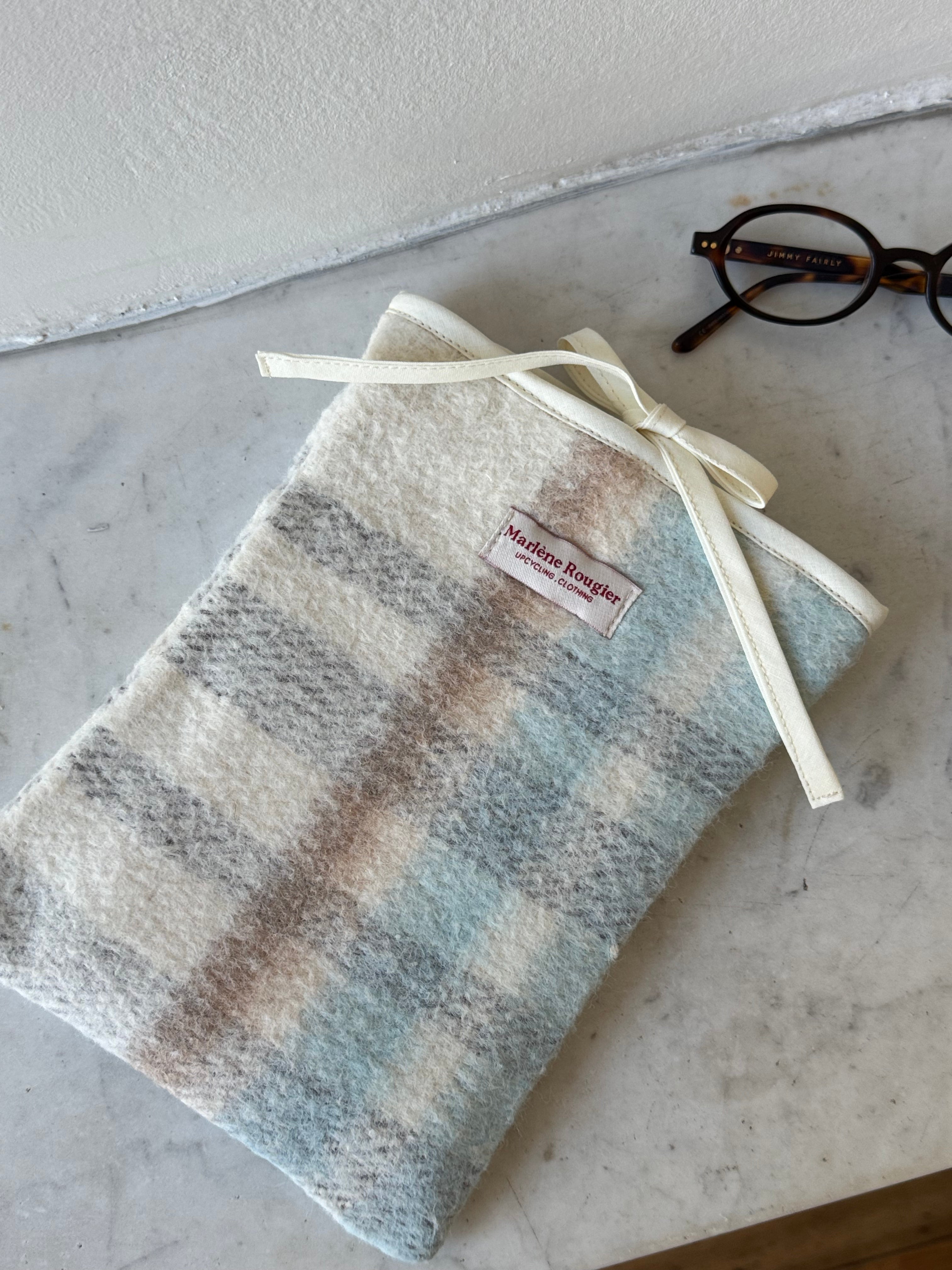 Pochette livre upcyclée laine à carreaux vintage