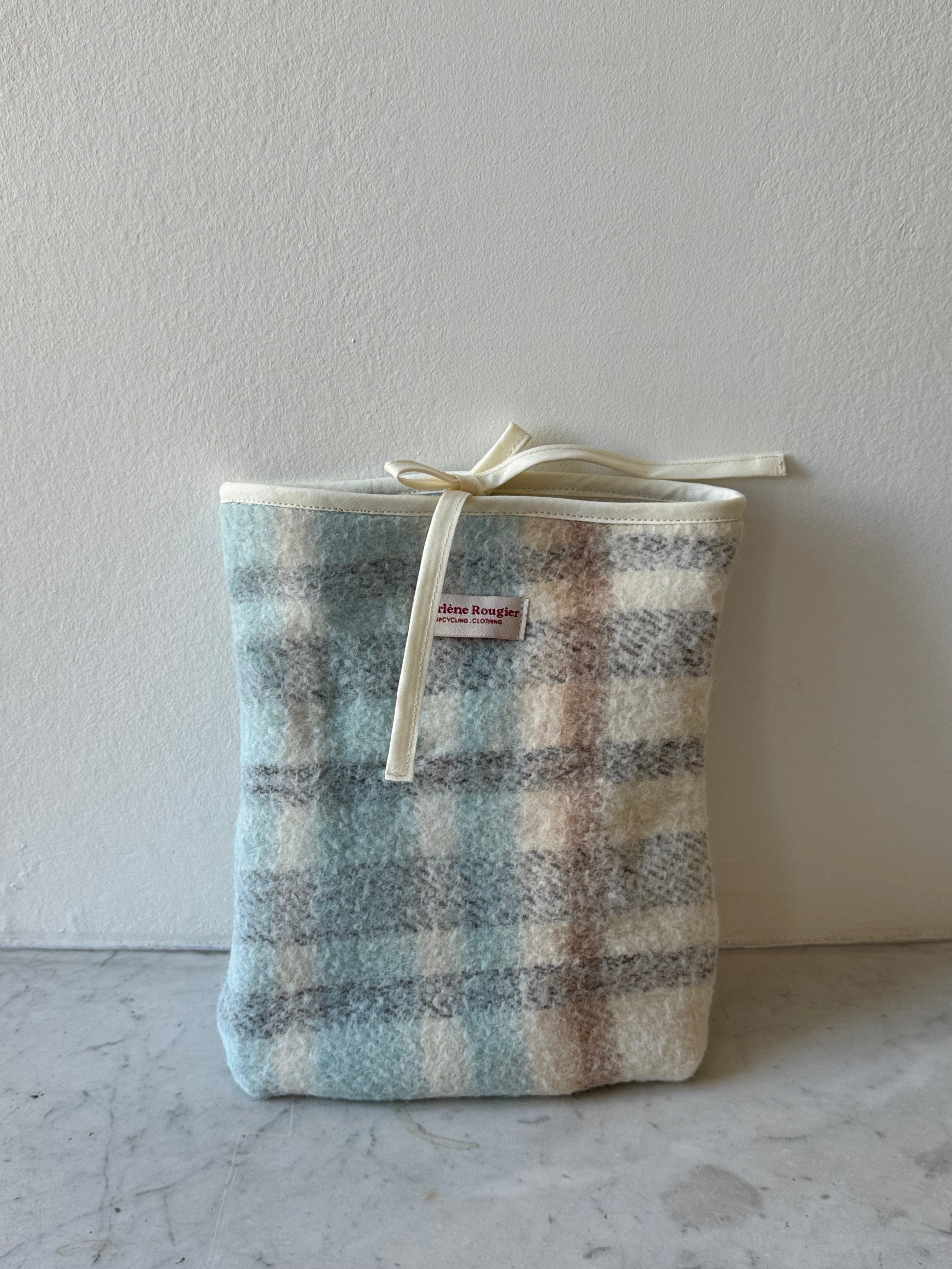 Pochette livre upcyclée laine à carreaux vintage