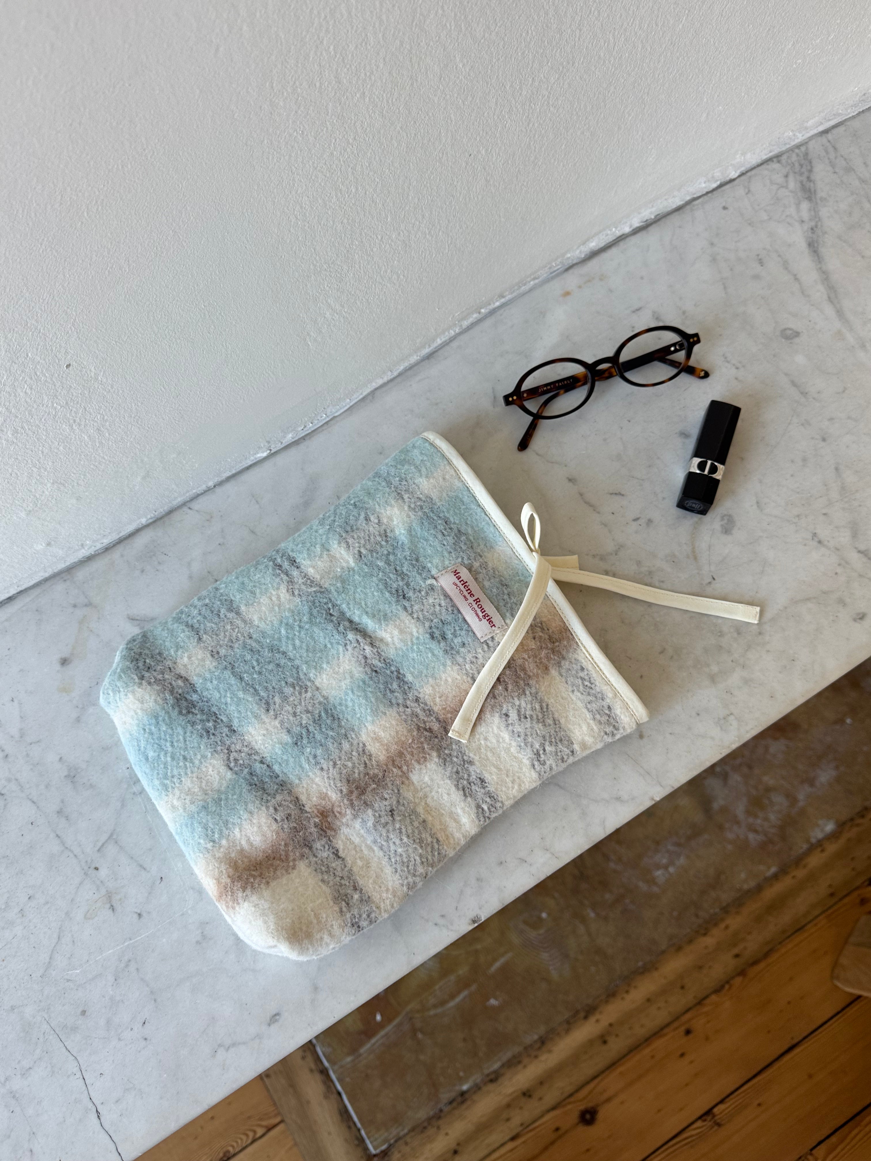 Pochette livre upcyclée laine à carreaux vintage