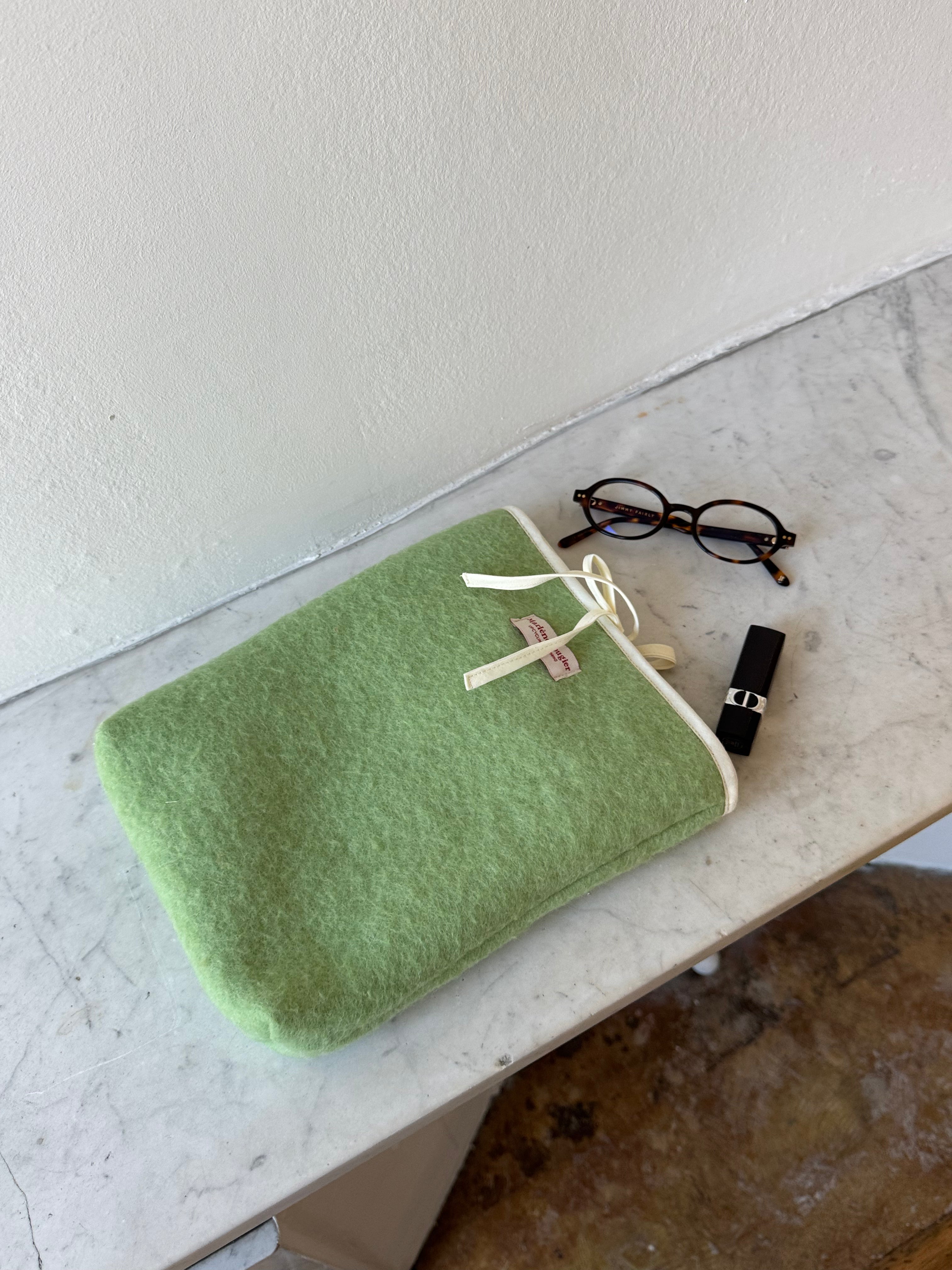 Pochette livre upcyclée laine vert