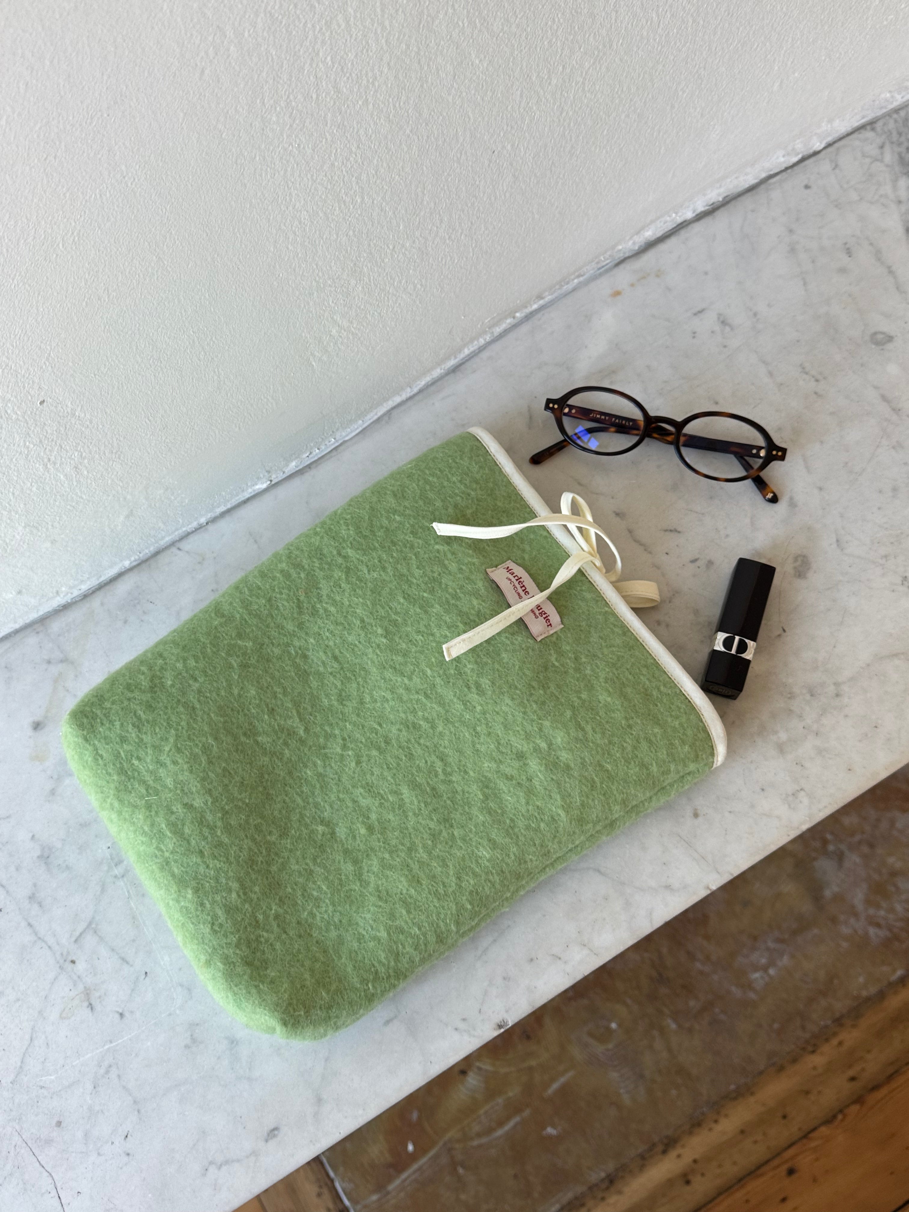 Pochette livre upcyclée laine vert