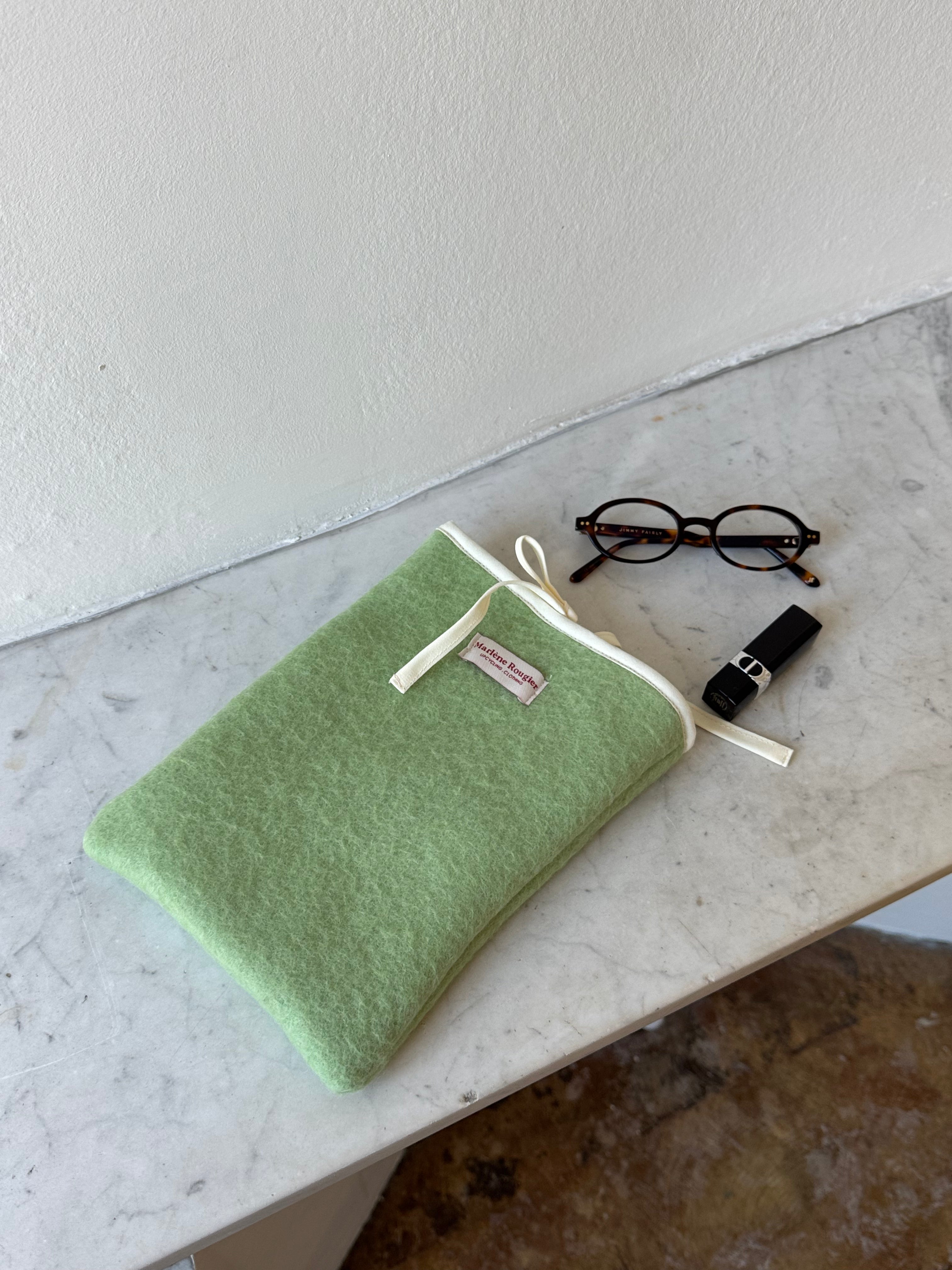 Pochette livre upcyclée laine vert