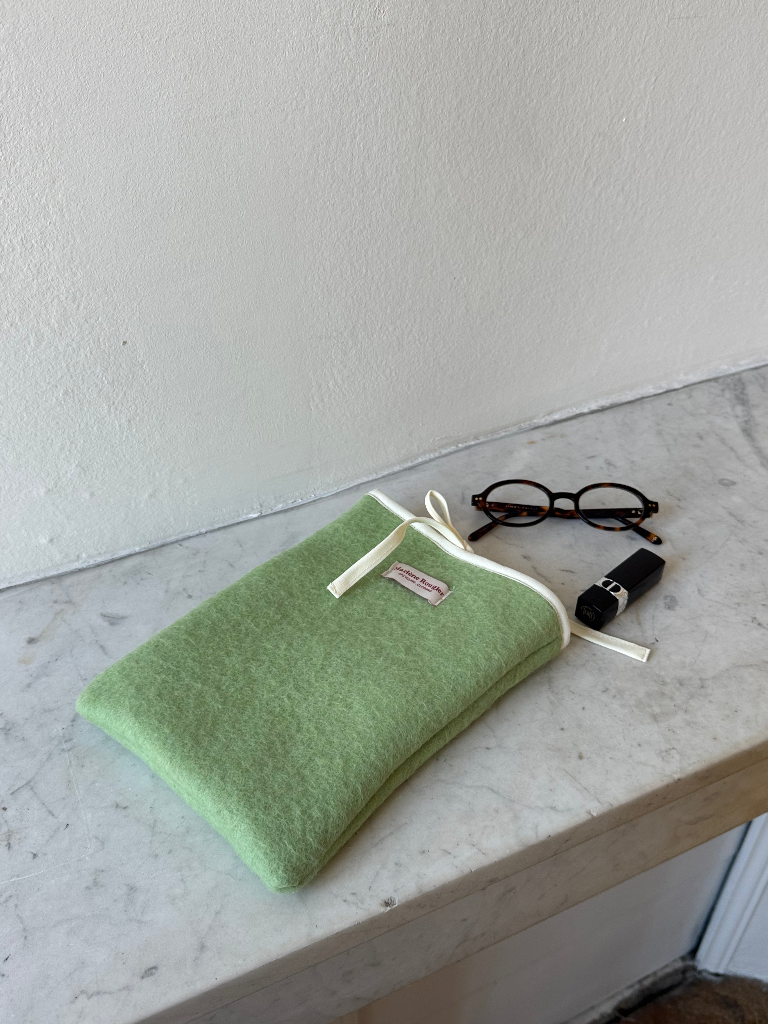 Pochette livre upcyclée laine vert