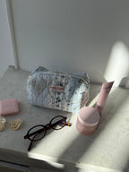 Trousse upcyclée matelassée blanche à motifs