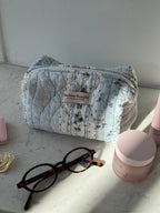 Trousse upcyclée matelassée blanche à motifs