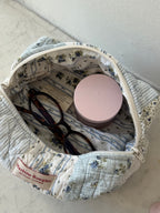 Trousse upcyclée matelassée blanche à motifs