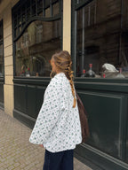 Veste upcyclée matelassée blanche à fleurs bleues vintage