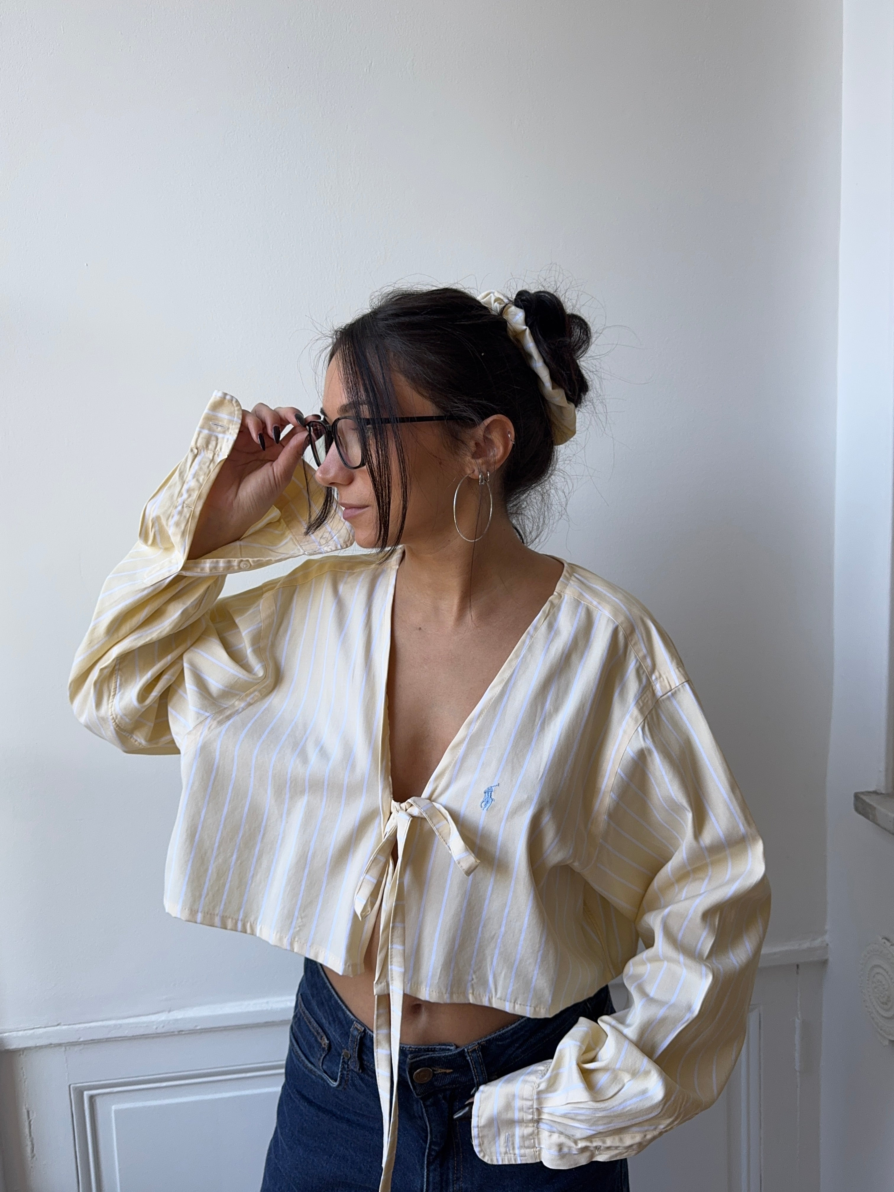 Chemise upcyclée jaune à rayures blanches + chouchou