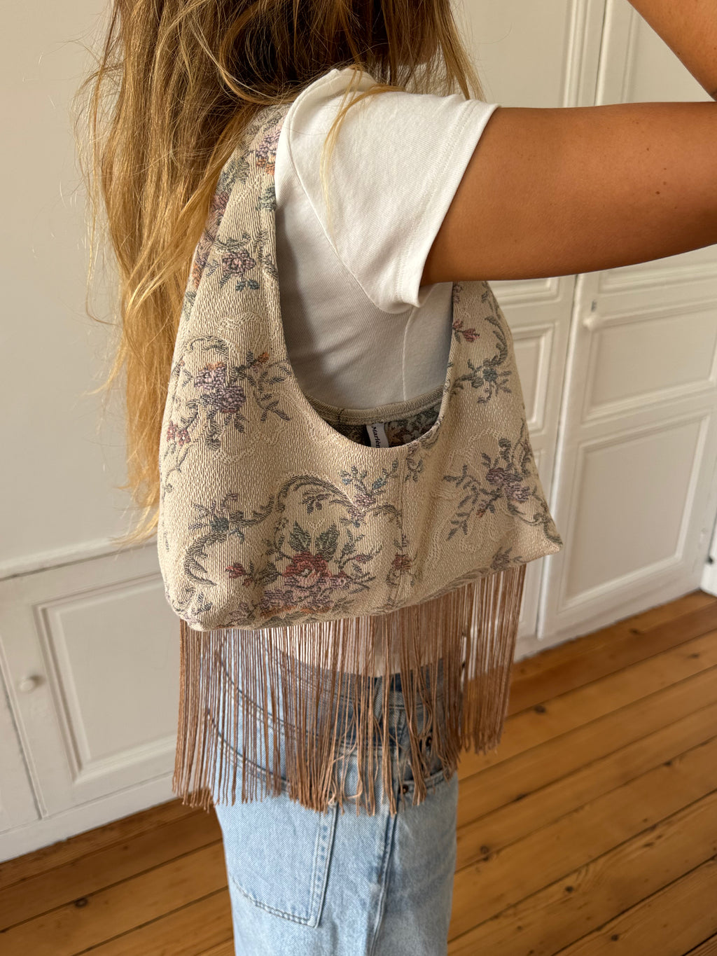 Sac upcyclé beige et franges