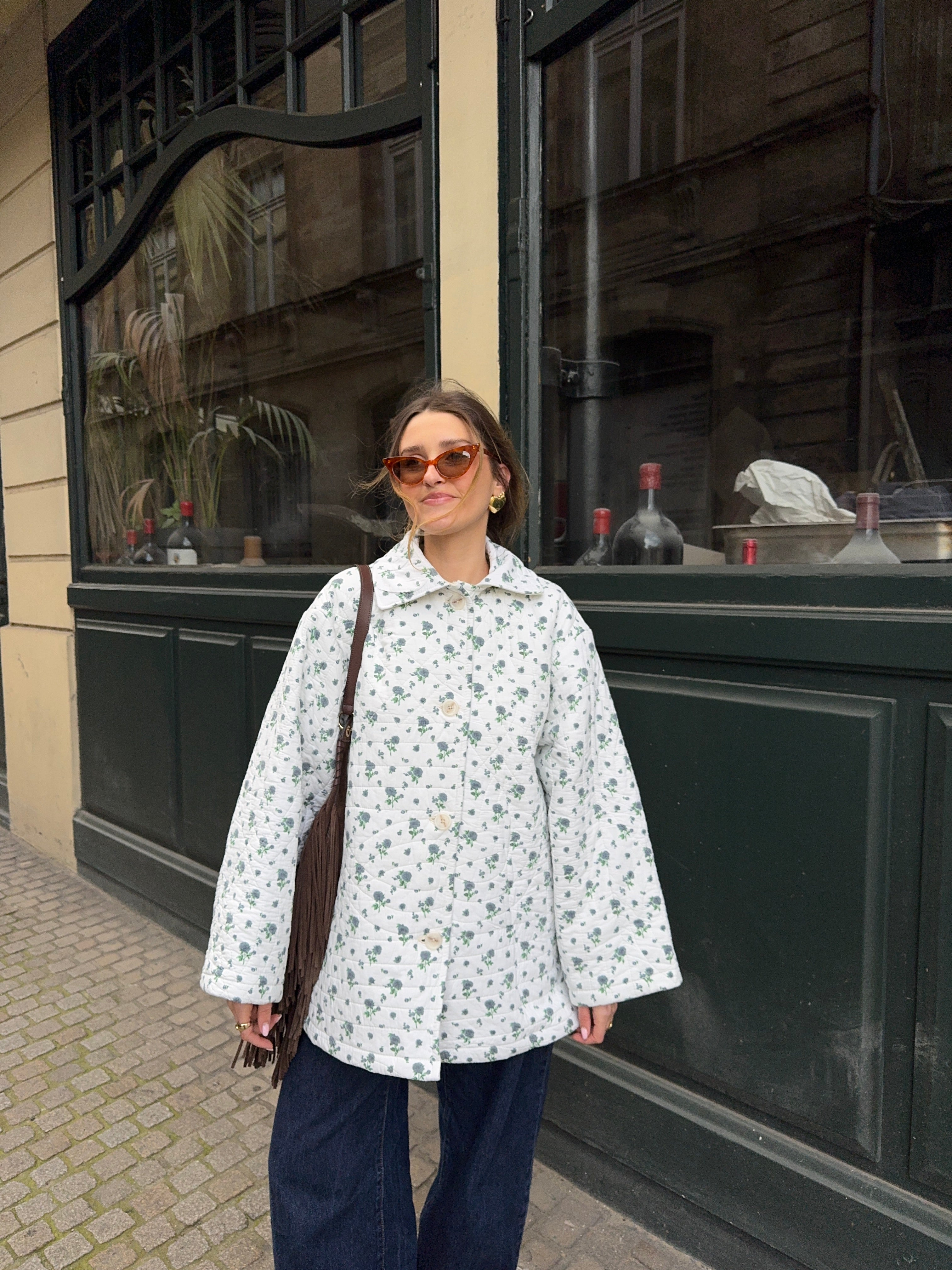 Veste upcyclée matelassée blanche à fleurs bleues vintage
