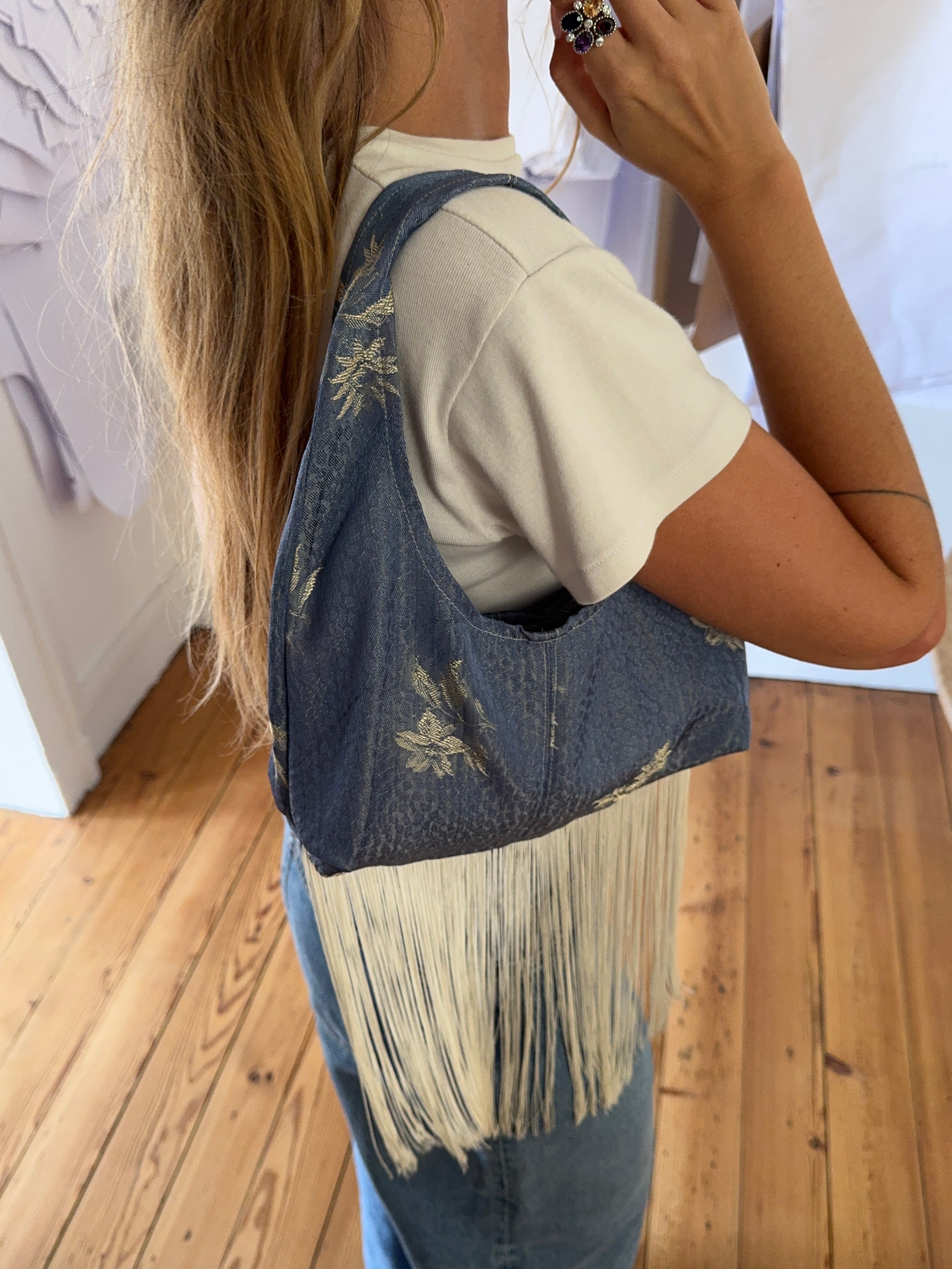 Sac upcyclé bleu satiné à motifs et franges vintage - petit