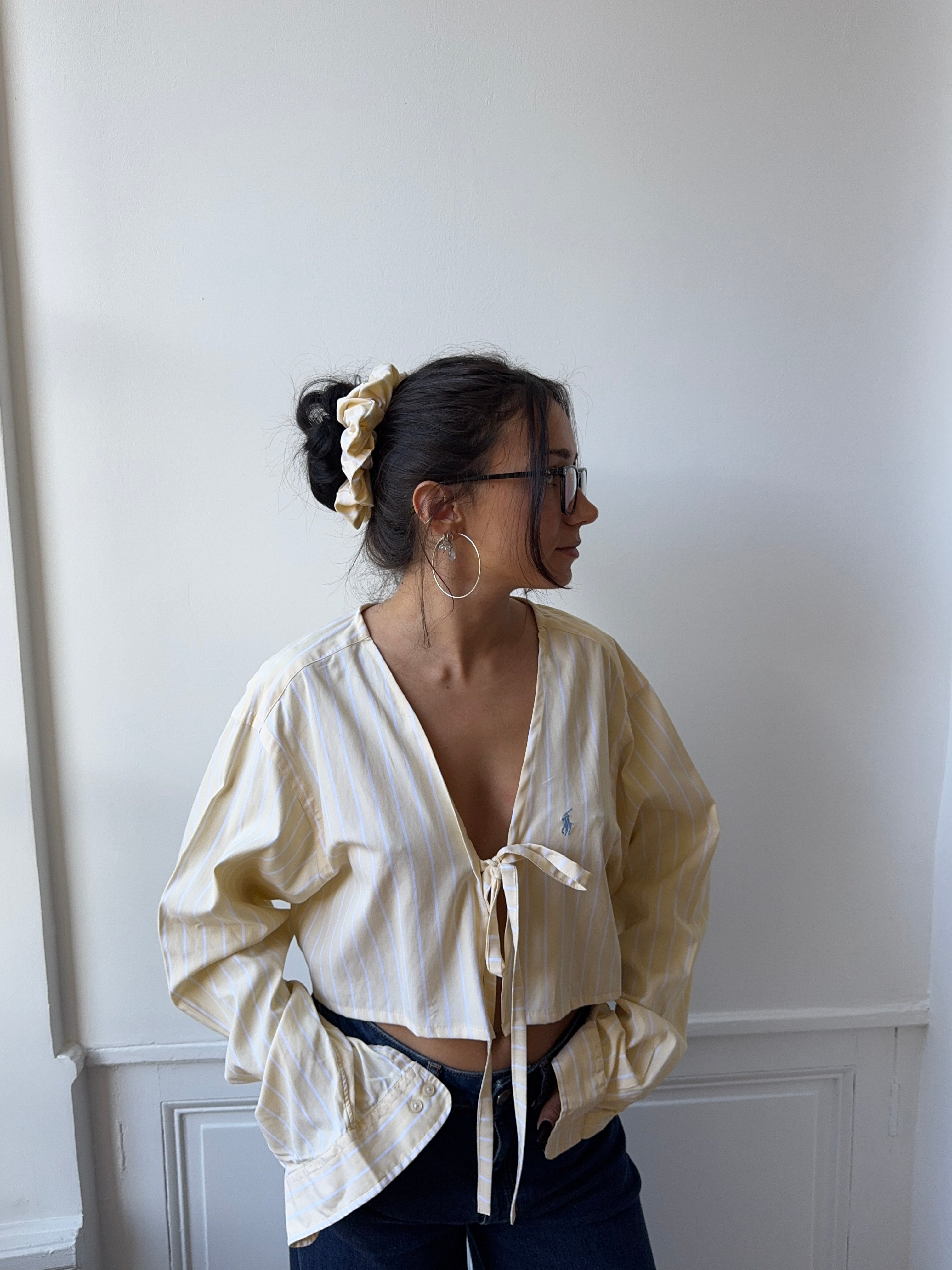 Chemise upcyclée jaune à rayures blanches + chouchou
