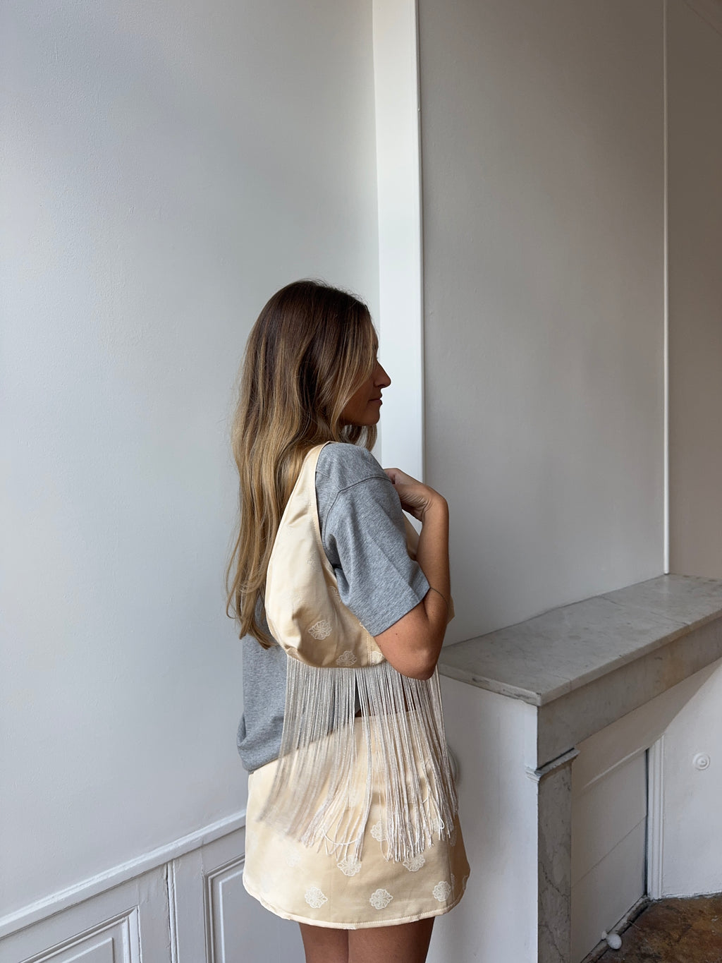 Sac upcyclé satiné crème et franges
