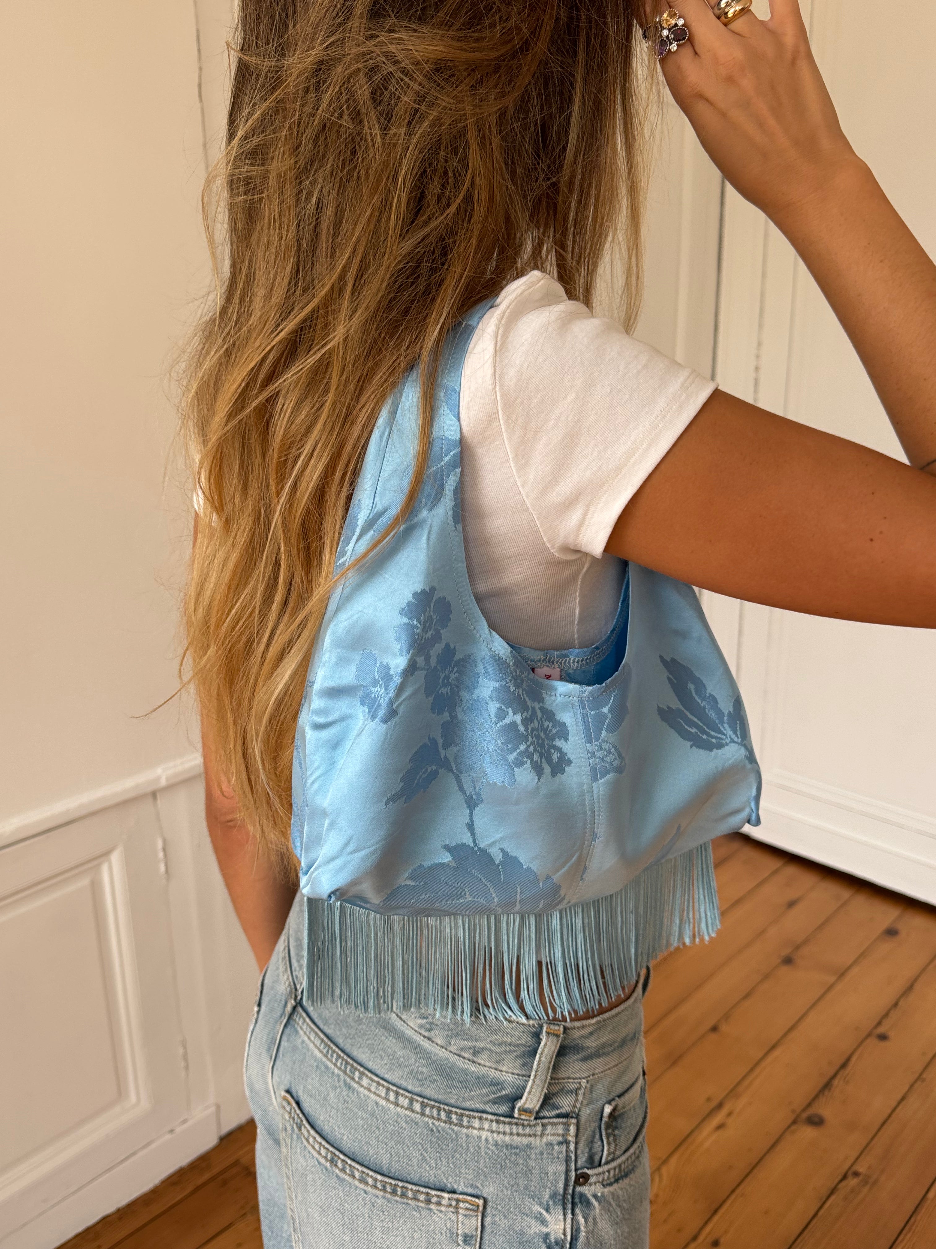 Sac upcyclé satiné bleu et franges