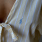 Chemise upcyclée jaune à rayures blanches + chouchou