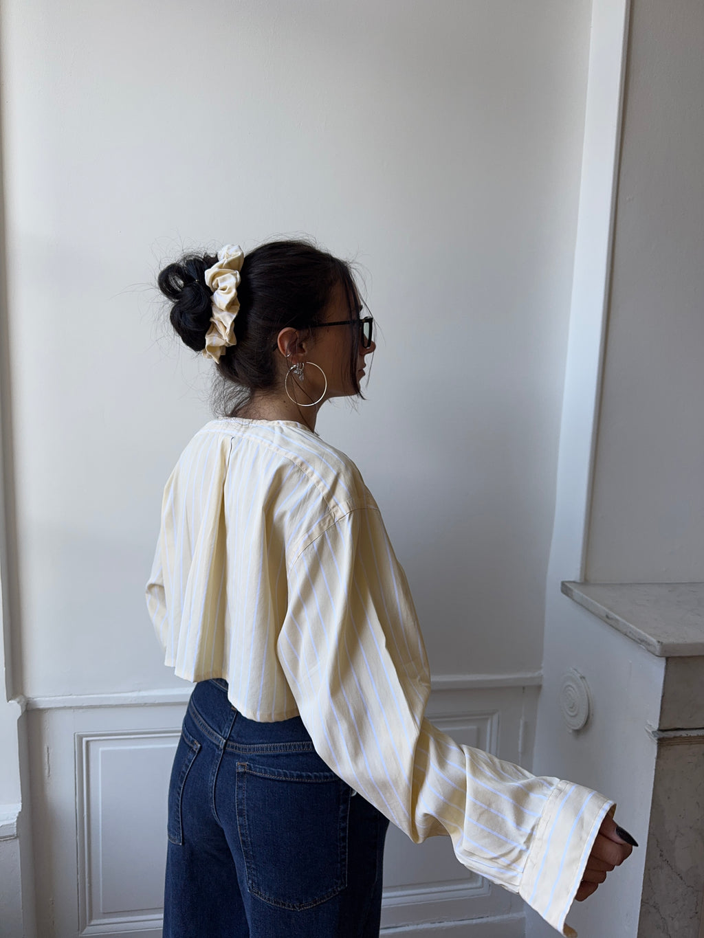 Chemise upcyclée jaune à rayures blanches + chouchou