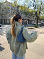 Veste upcyclée satinée vert clair à motifs vintage