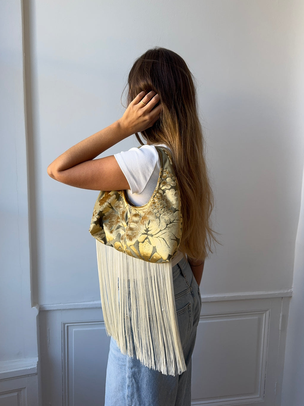 Sac upcyclé à motifs dorés et franges