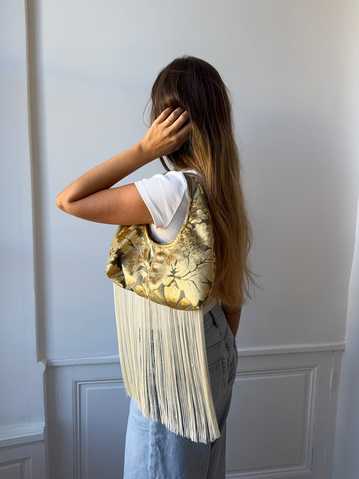 Sac upcyclé à motifs dorés et franges