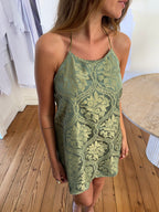 Robe dos nu upcyclée satinée vert d'eau à motifs vintage