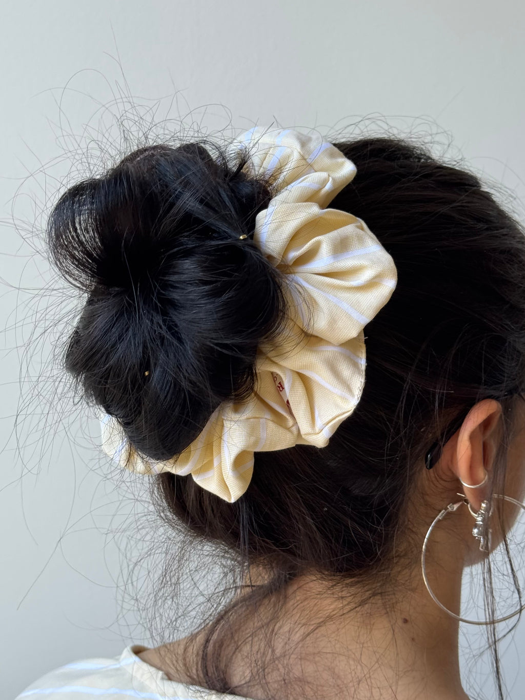 Chemise upcyclée jaune à rayures blanches + chouchou