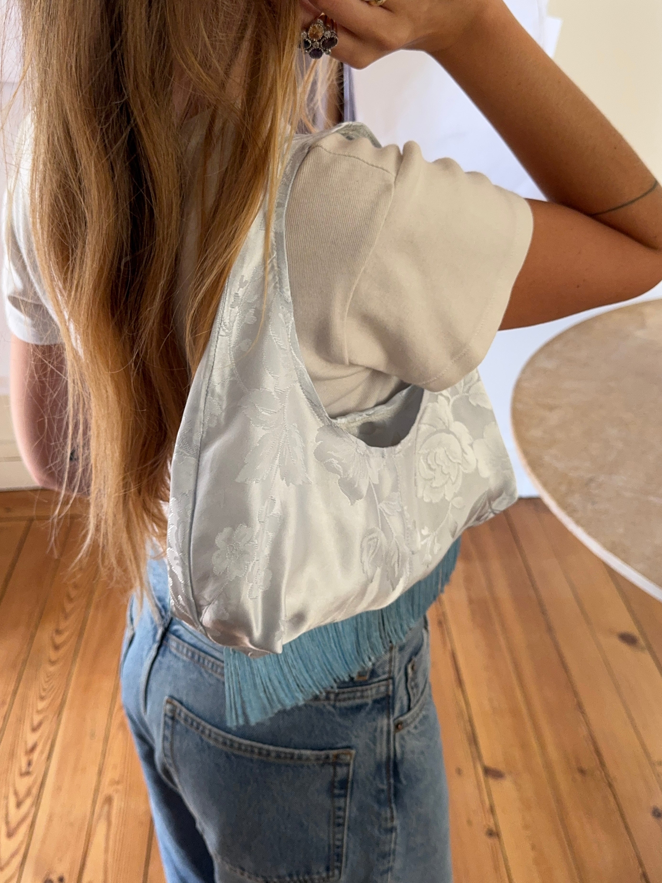 Sac upcyclé satiné ciel à motifs et franges vintage - petit