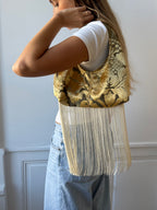 Sac upcyclé à motifs dorés et franges