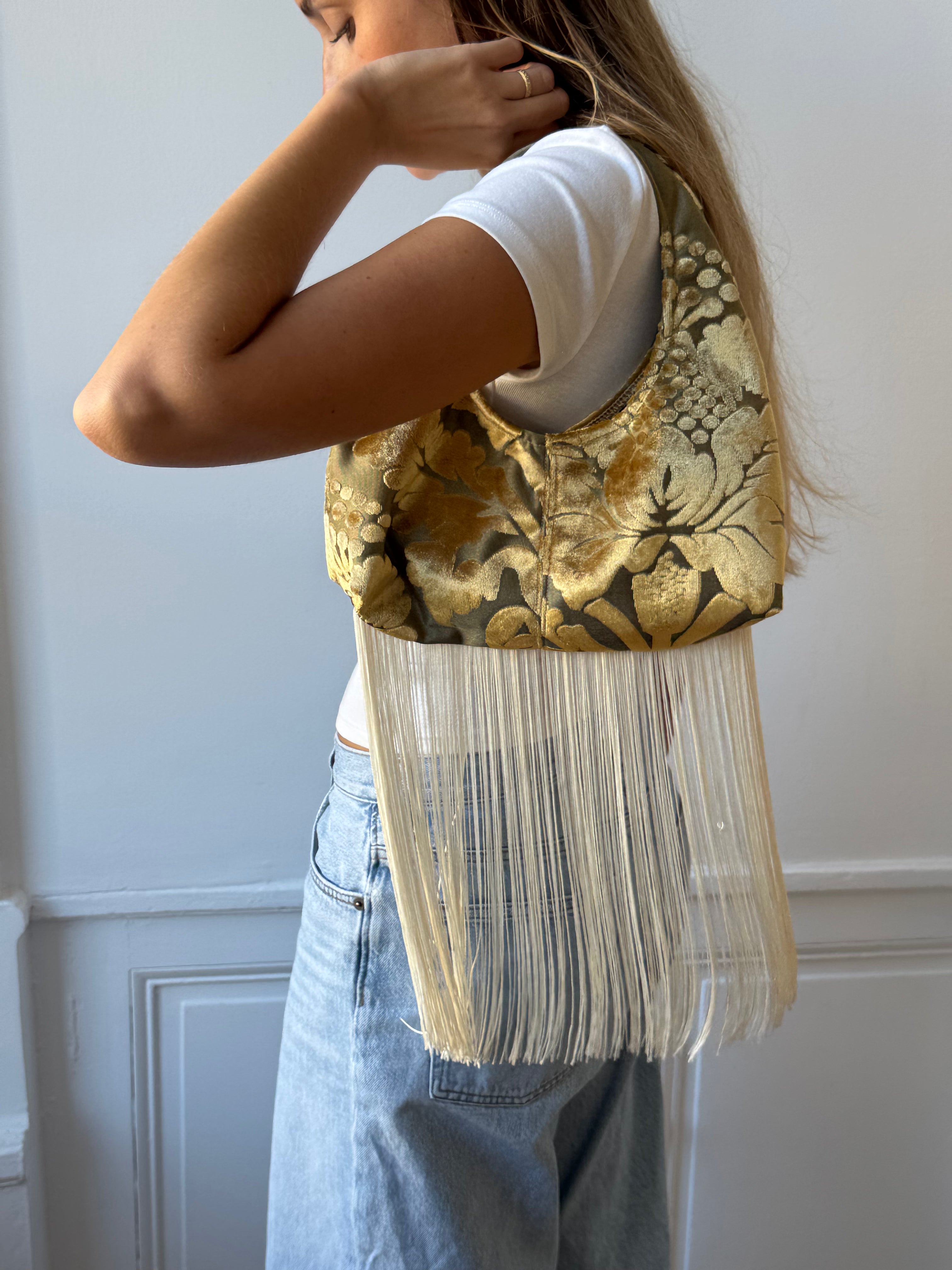 Sac upcyclé à motifs dorés et franges