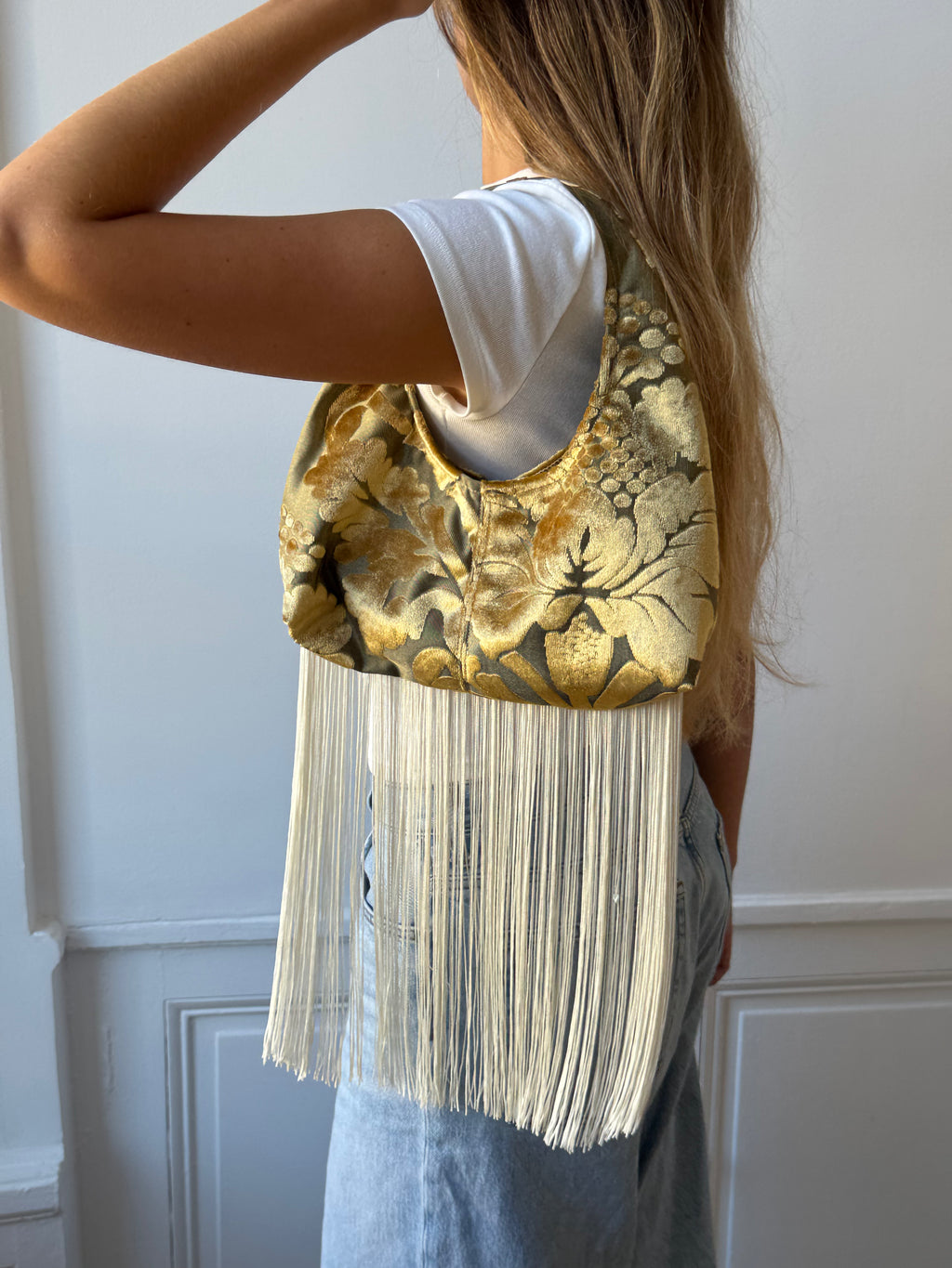 Sac upcyclé à motifs dorés et franges