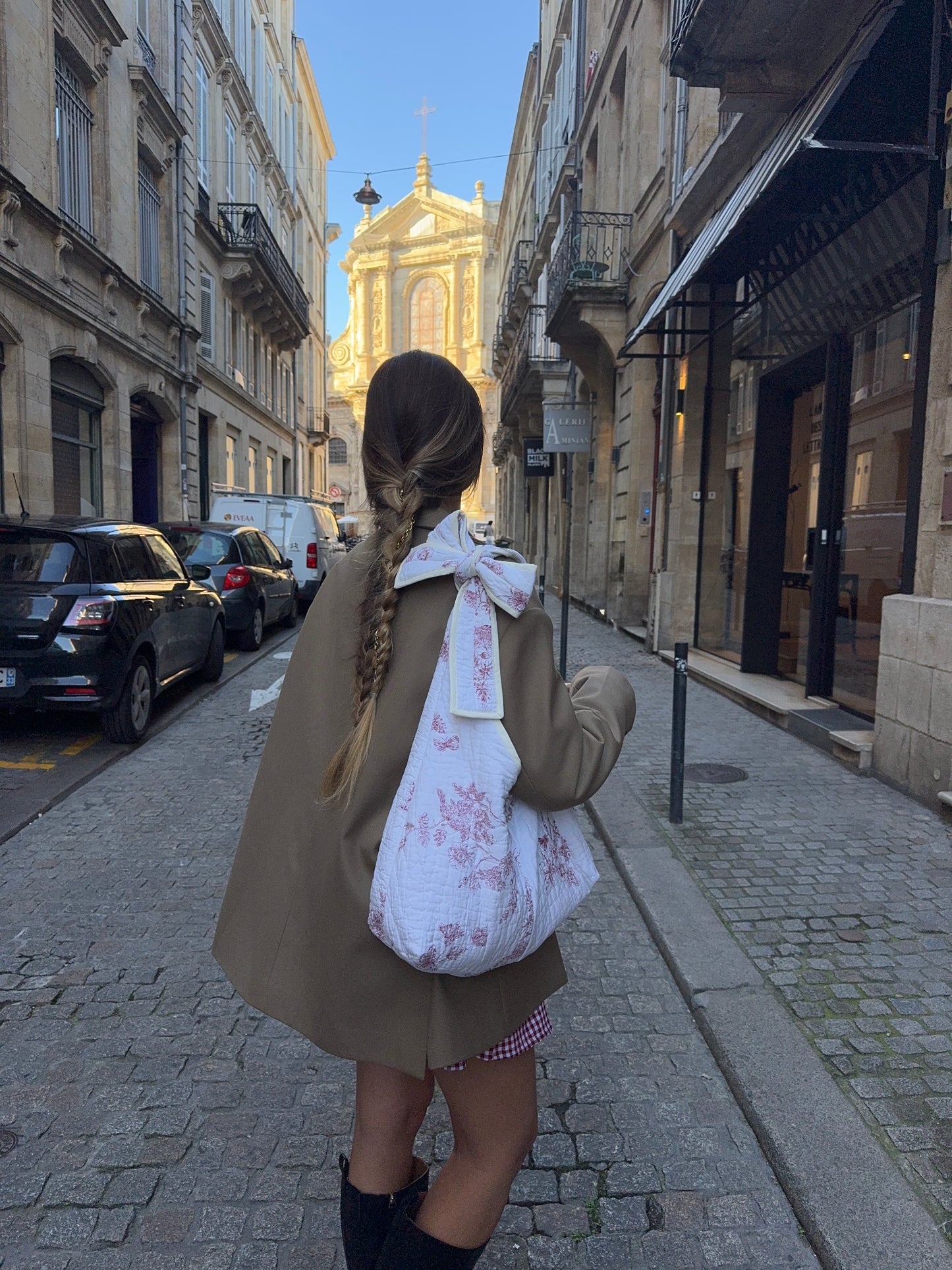 Sac upcyclé matelassé nœud blanc à motifs