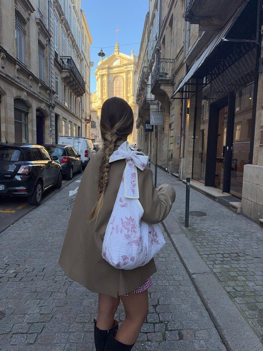 Sac upcyclé matelassé nœud blanc à motifs