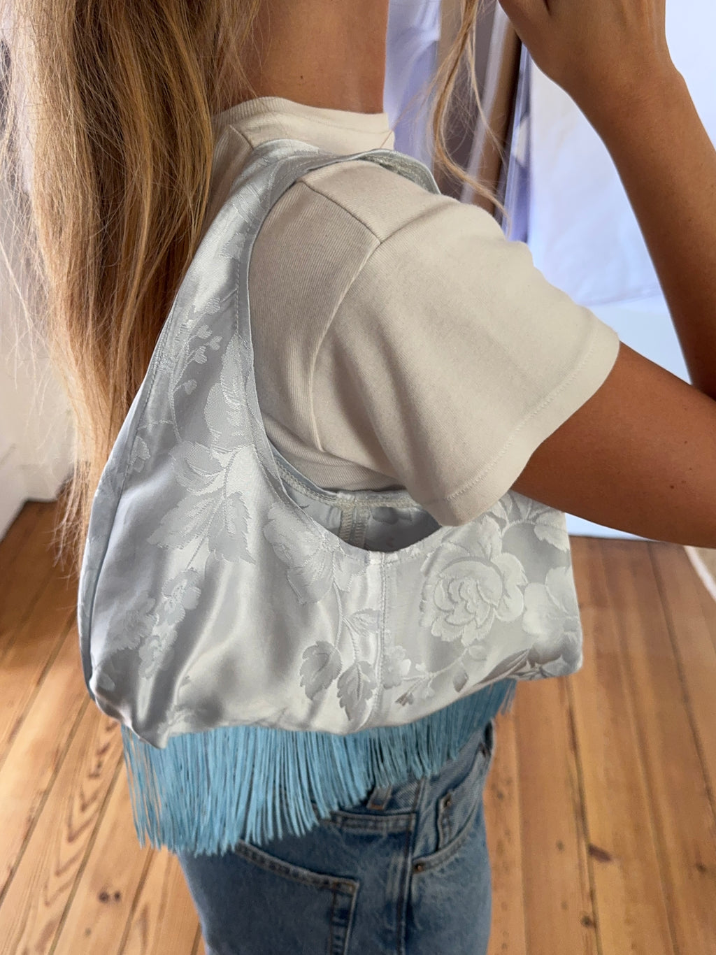 Sac upcyclé satiné ciel à motifs et franges vintage - petit
