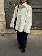 Veste écrue à fines rayures bleues