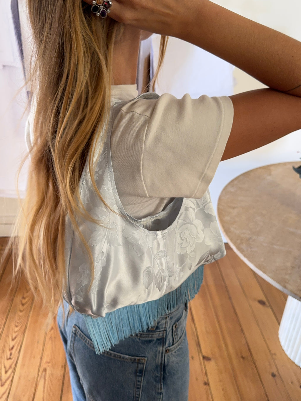Sac upcyclé satiné ciel à motifs et franges vintage - petit