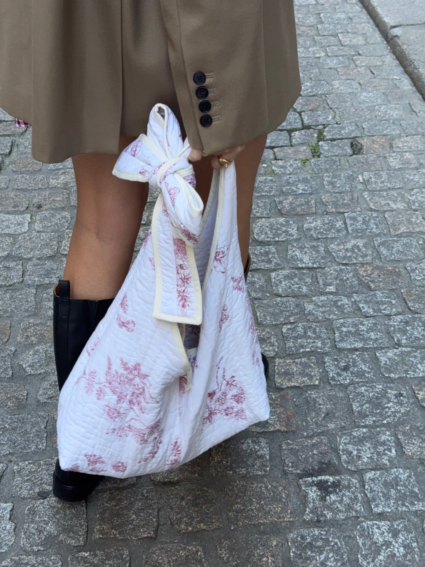 Sac upcyclé matelassé nœud blanc à motifs