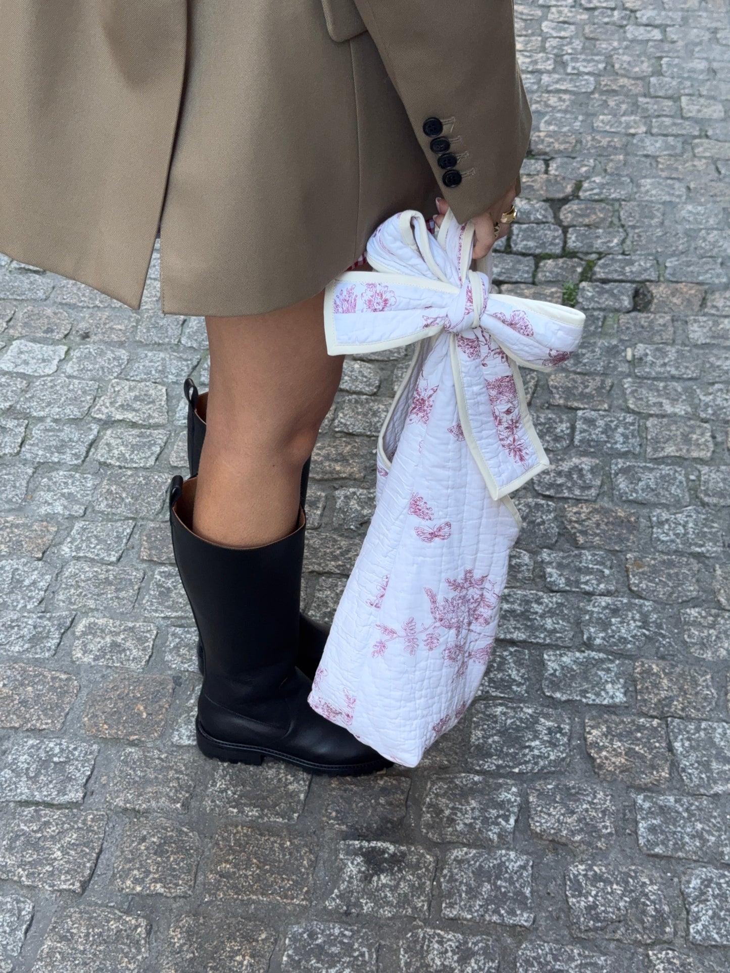 Sac upcyclé matelassé nœud blanc à motifs