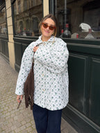 Veste upcyclée matelassée blanche à fleurs bleues vintage